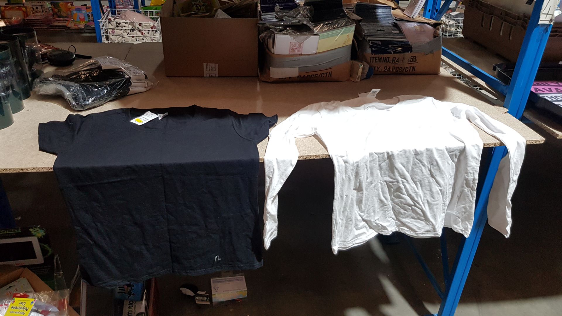 (R7J) Contents Of Shelf : A Quantity Of Mixed Clothing To Include Long Sleeved T Shirt White, , Lad - Image 2 of 3