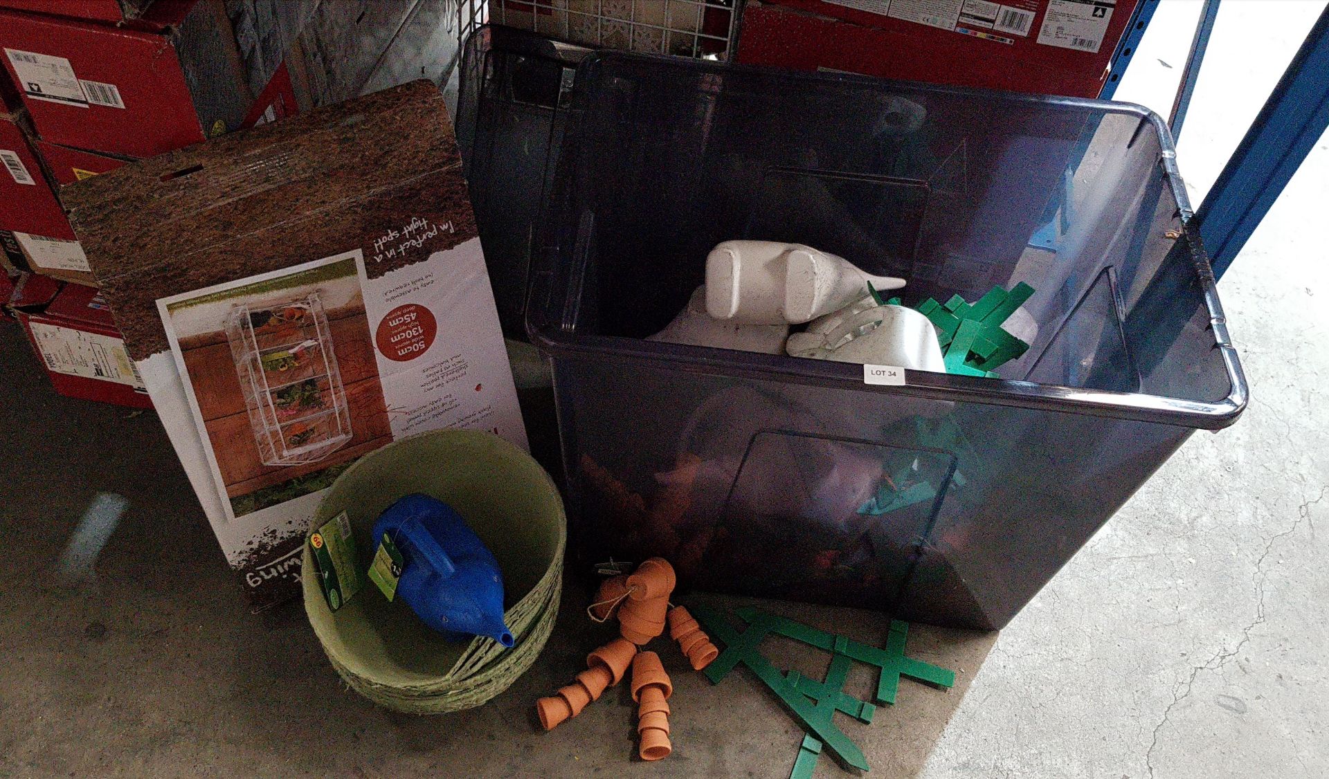 (R7I) Contents Of Container : Garden Lot To Include 10 X Elephant Watering Can, 11 X 12Ó High Fibre