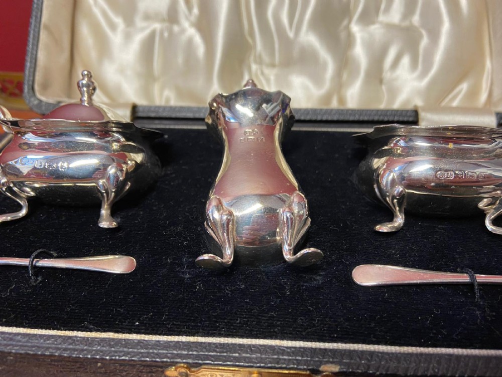 Silver set for condiments with two spoons. - Image 2 of 5