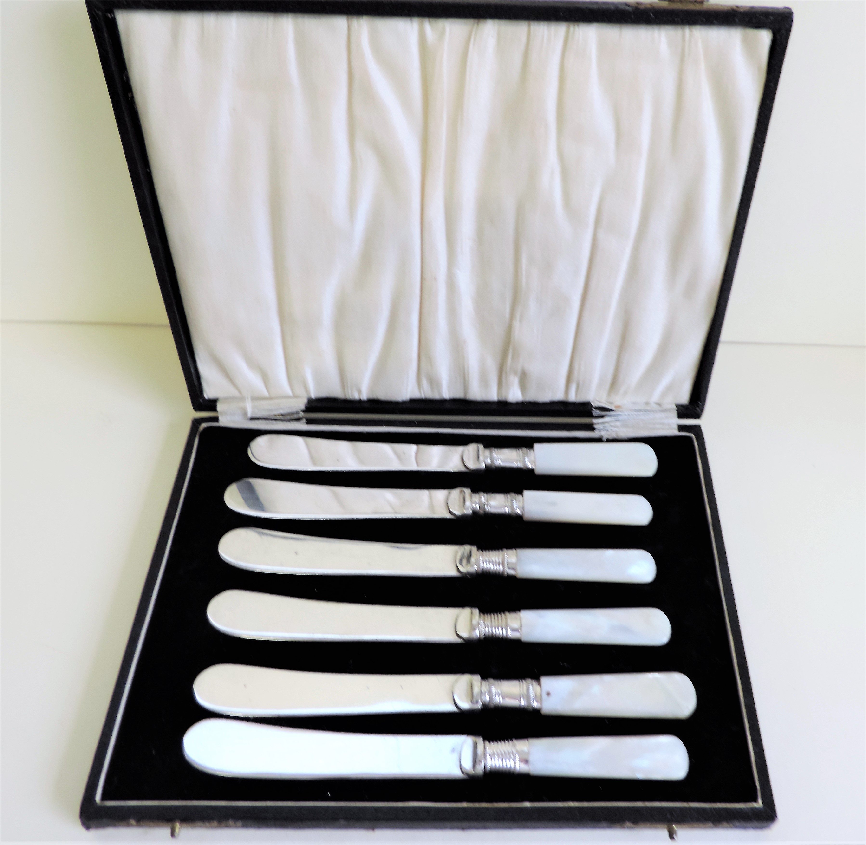 Antique Silver Plate Mother of Pearl Handled Butter Knives - Image 2 of 3