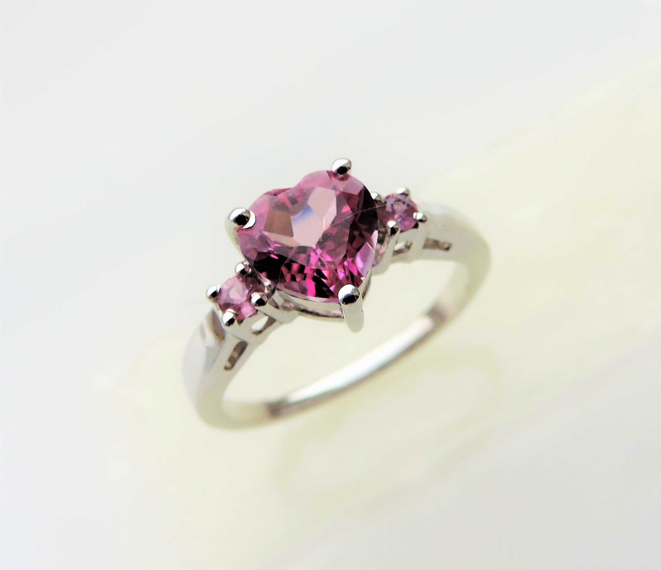 1 carat Solitaire Heart Pink Sapphire Ring - Image 4 of 5