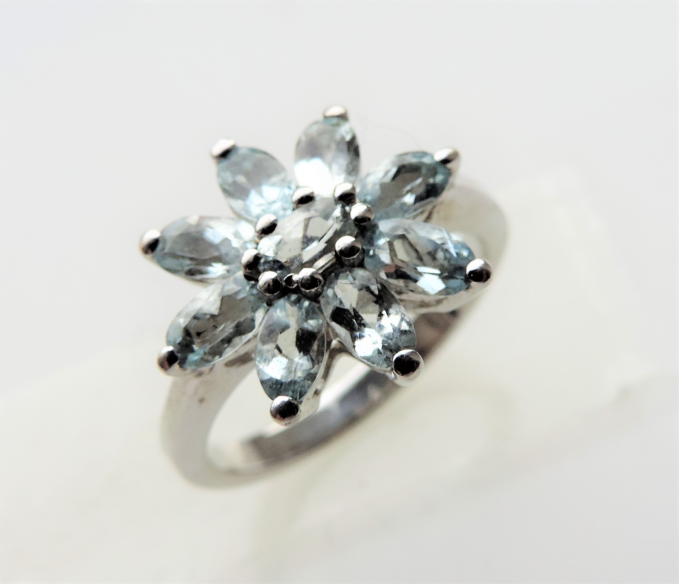 1.8 carat Blue Topaz Flower Cluster Ring - Image 4 of 6