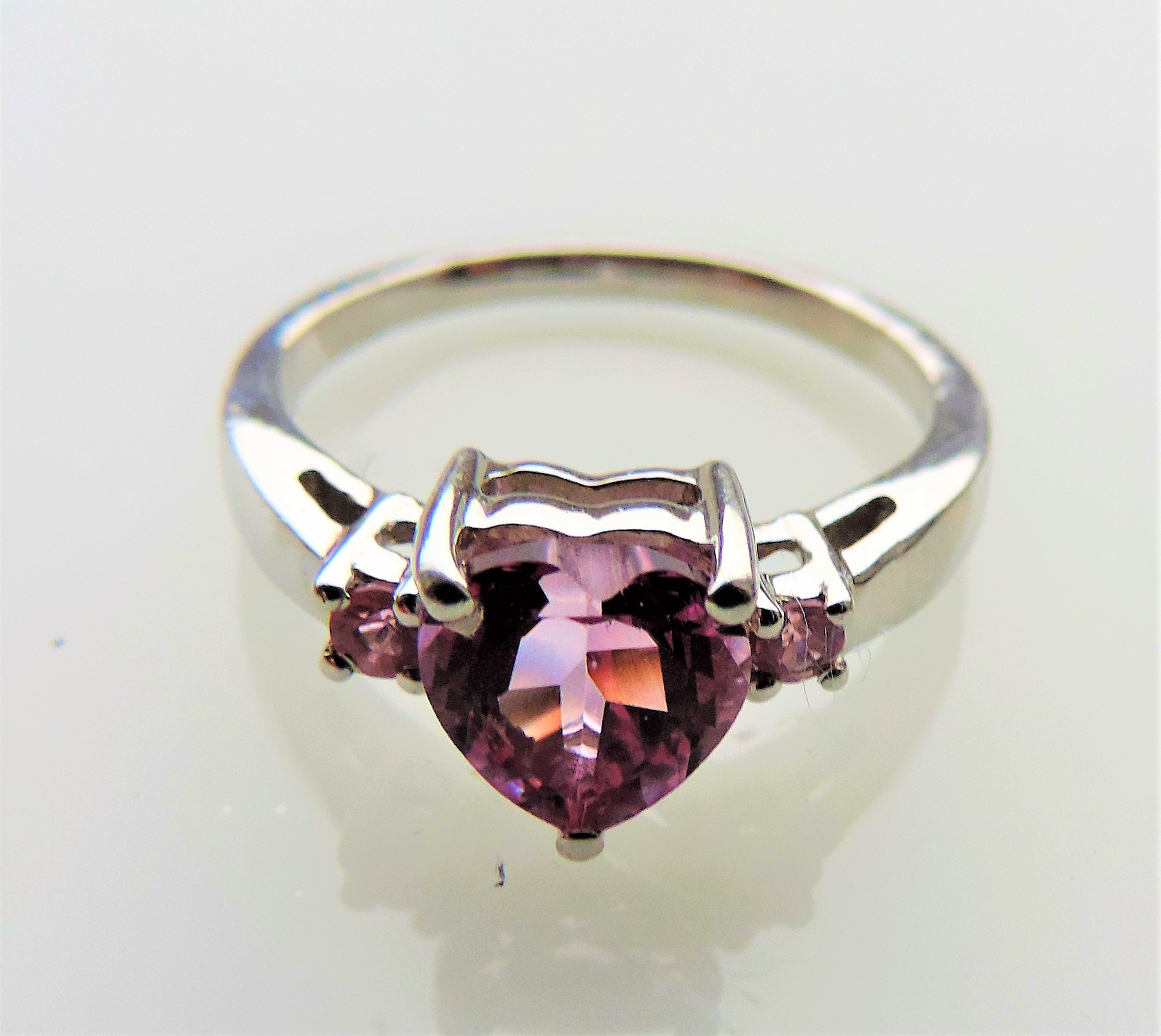1 carat Solitaire Heart Pink Sapphire Ring - Image 2 of 5