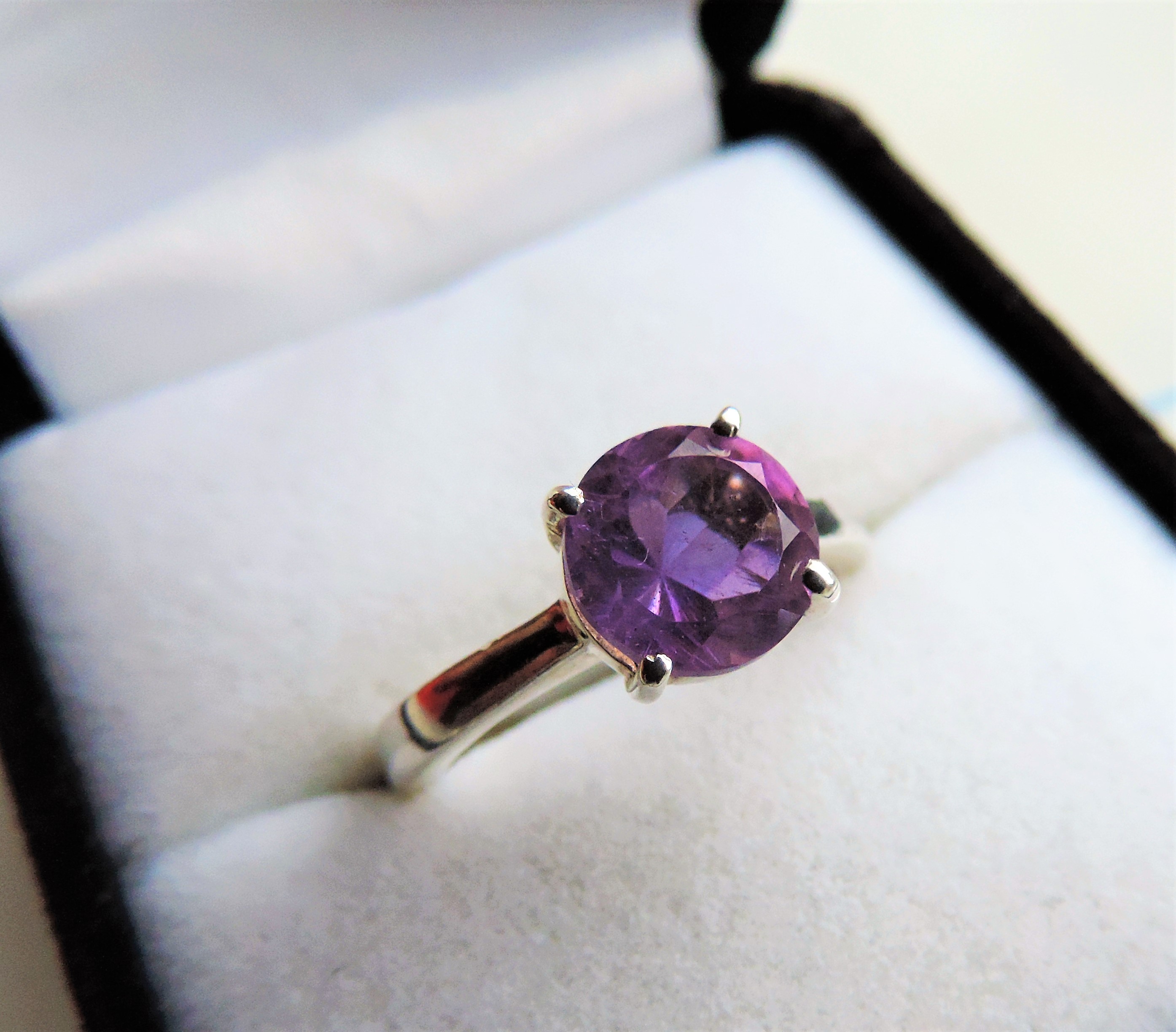1.8 carat Amethyst Solitaire Ring - Image 2 of 3