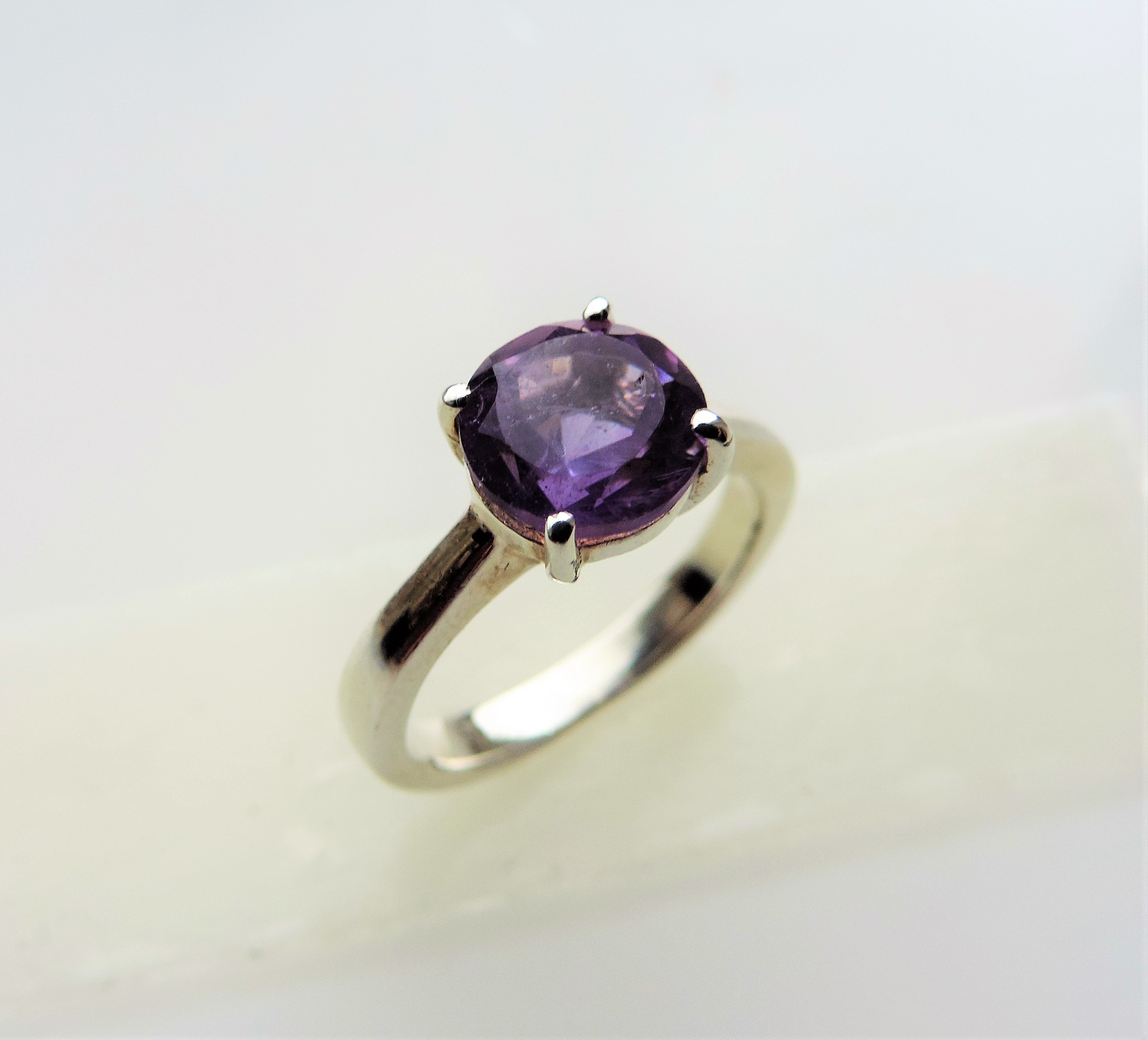 1.8 carat Amethyst Solitaire Ring - Image 3 of 3