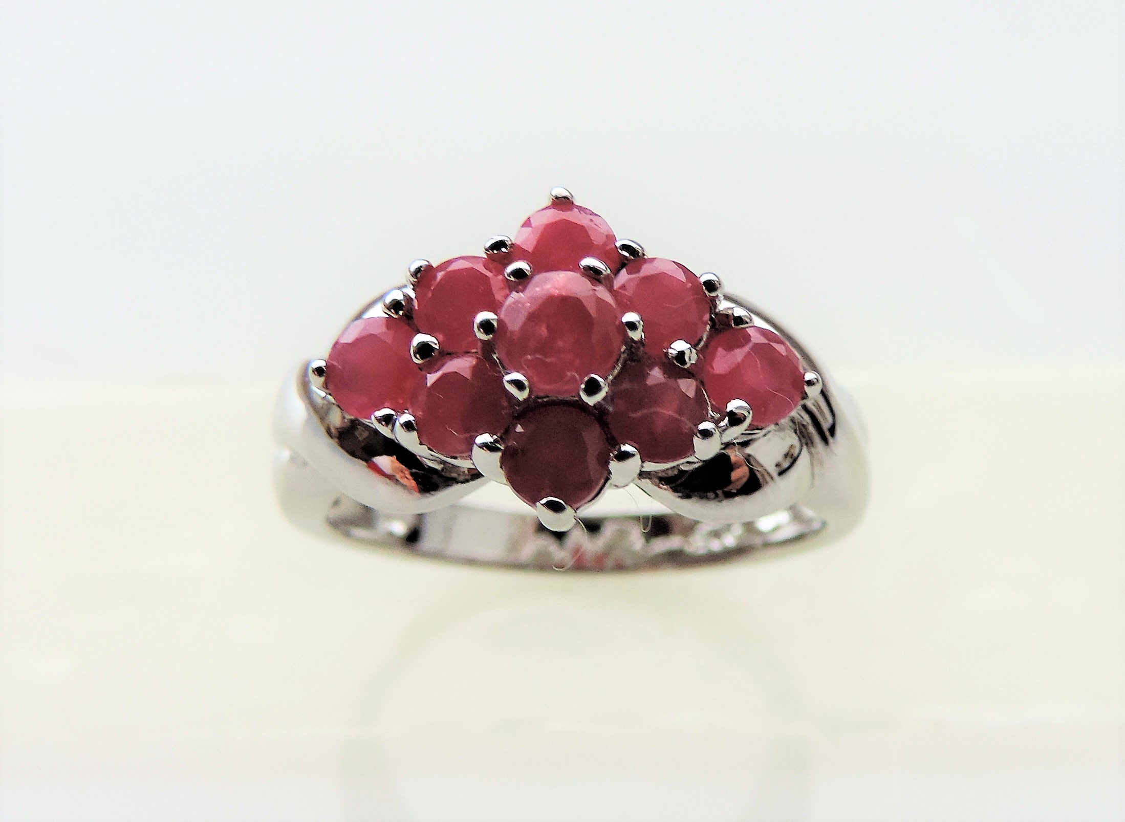 1.35 carat Ruby Cluster Ring - Image 3 of 5