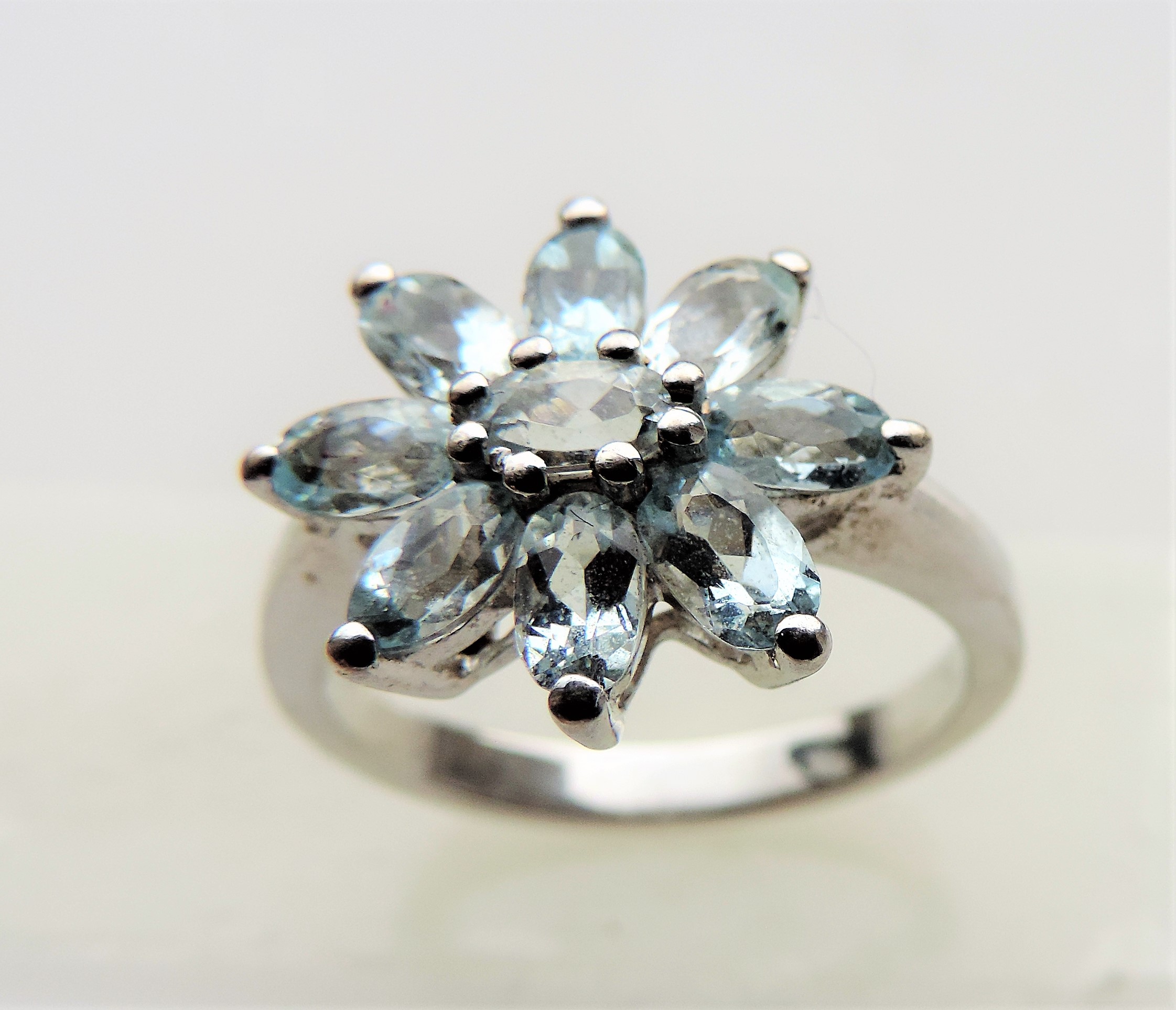 1.8 carat Blue Topaz Flower Cluster Ring - Image 3 of 6