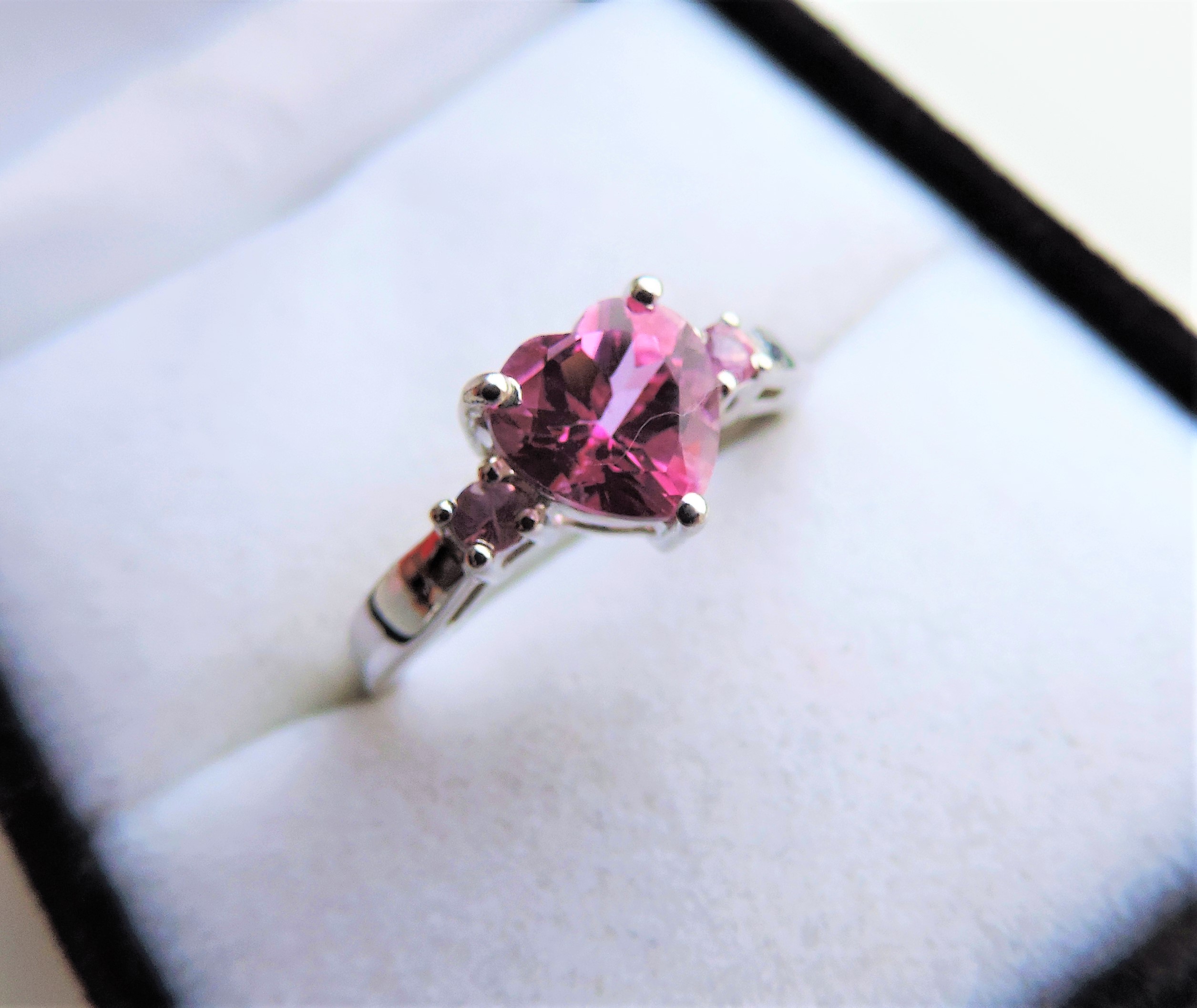 1 carat Solitaire Heart Pink Sapphire Ring - Image 3 of 5