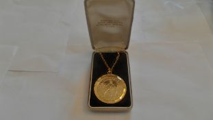 1977 GOLD PLATED ROYAL MINT CROWN PENDANT & NECKLACE