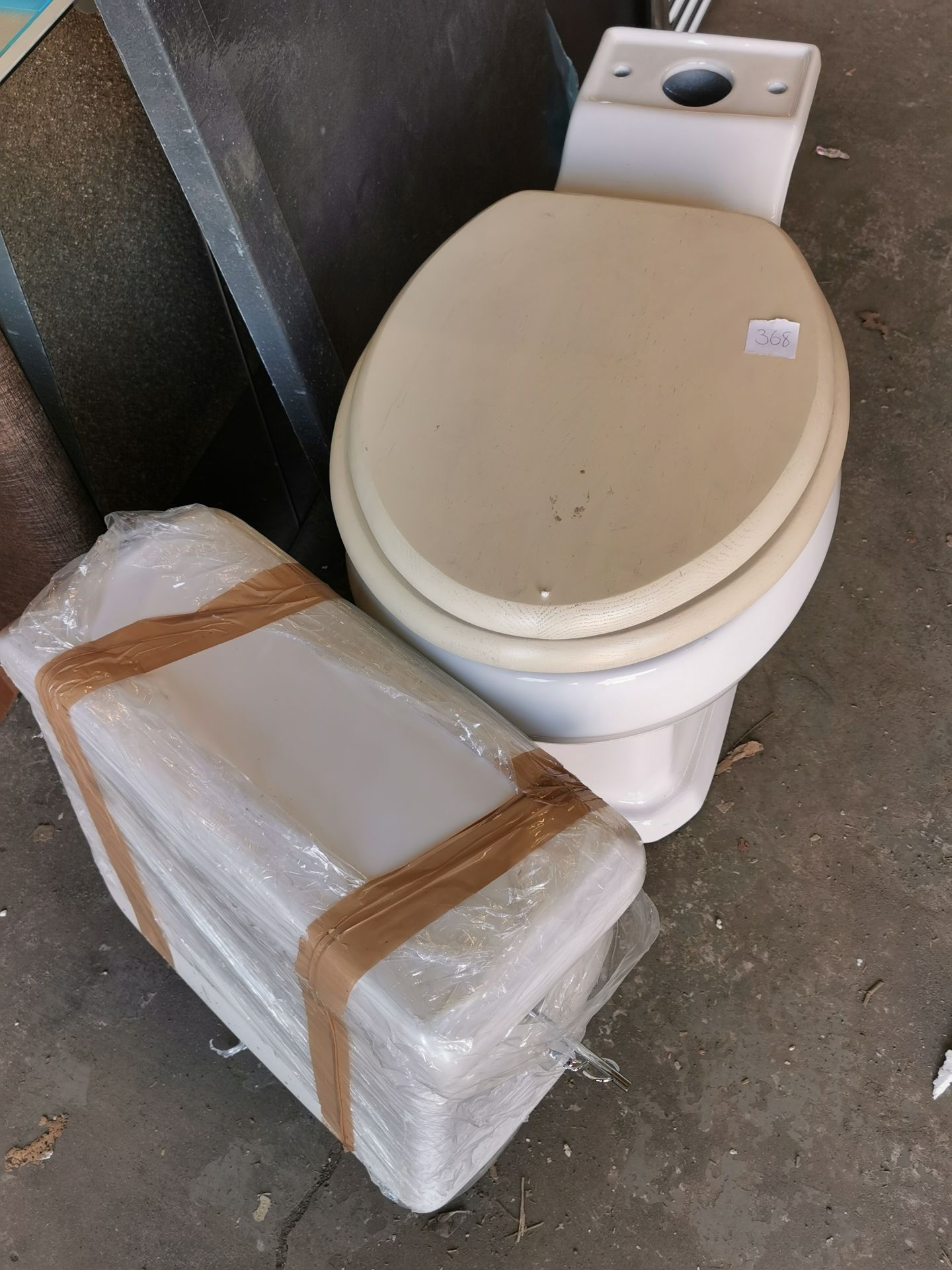 Close Coupled Toilet Pan & Cistern w/Heritage Toilet Seat