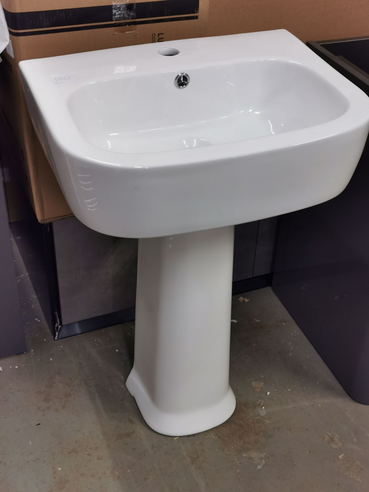 800 x 550 x 430mm Traditional Pedestal Sink RRP £199