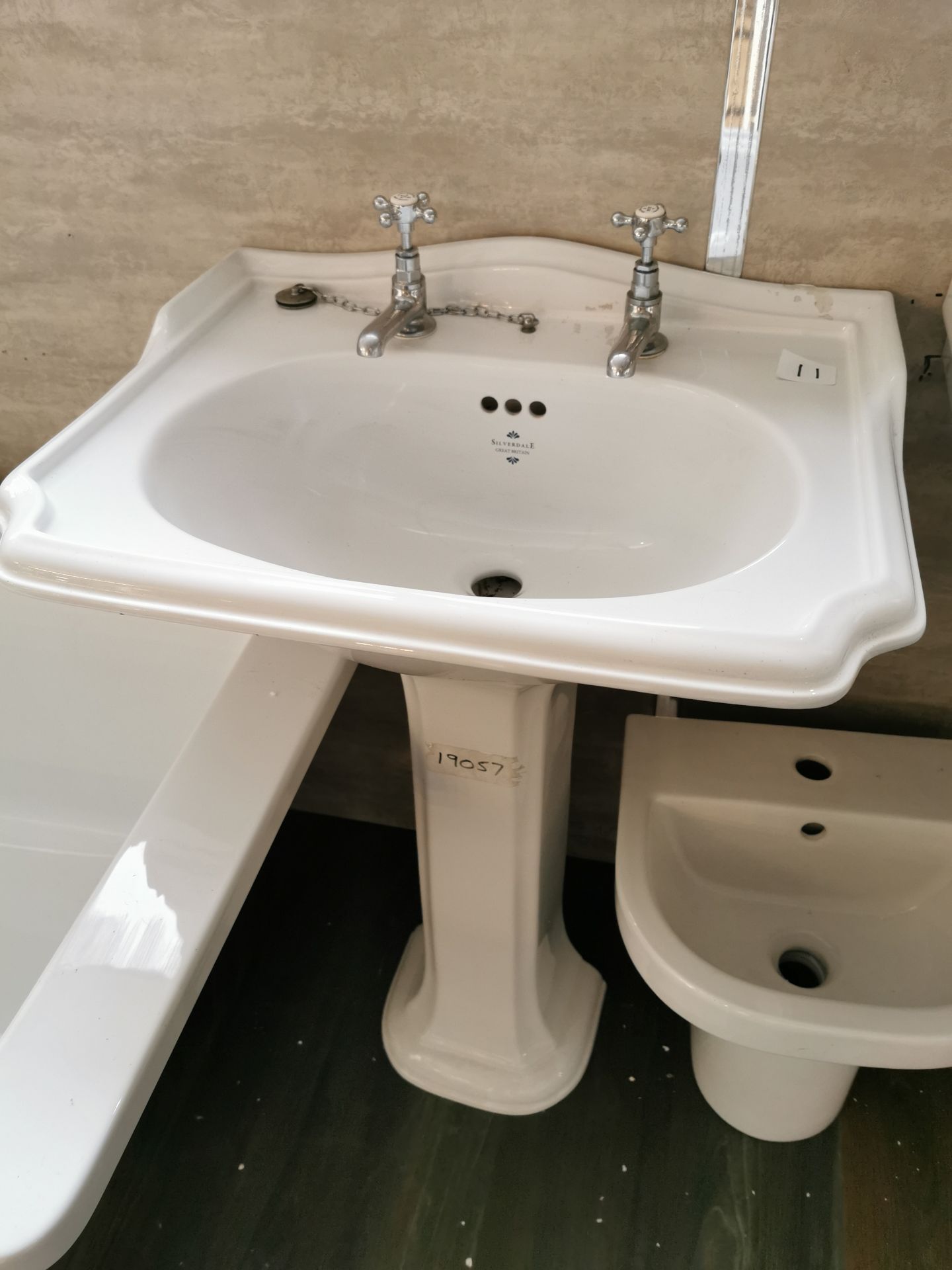 Ex-Display Silverdale 2pc Pedestal Sink & Stand Pair RRP £379