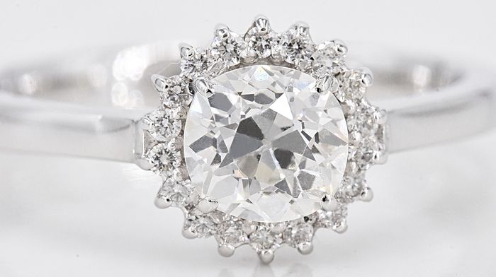 Ring - 1.10 Ct. Diamonds - central Diamond 0.90 Ct