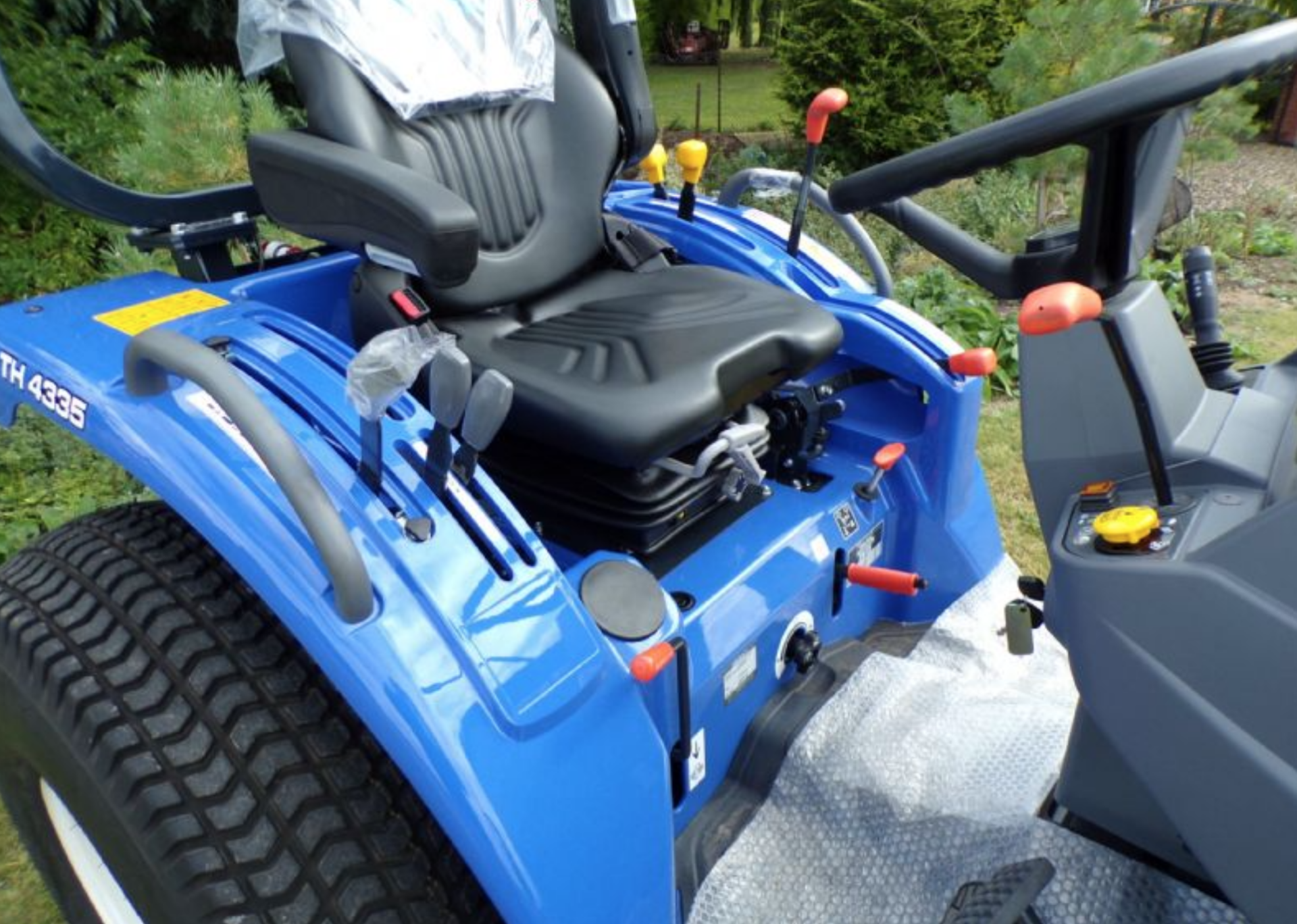 ISEKI TH4335 COMPACT TRACTOR 4x4 hst rops - Image 5 of 6