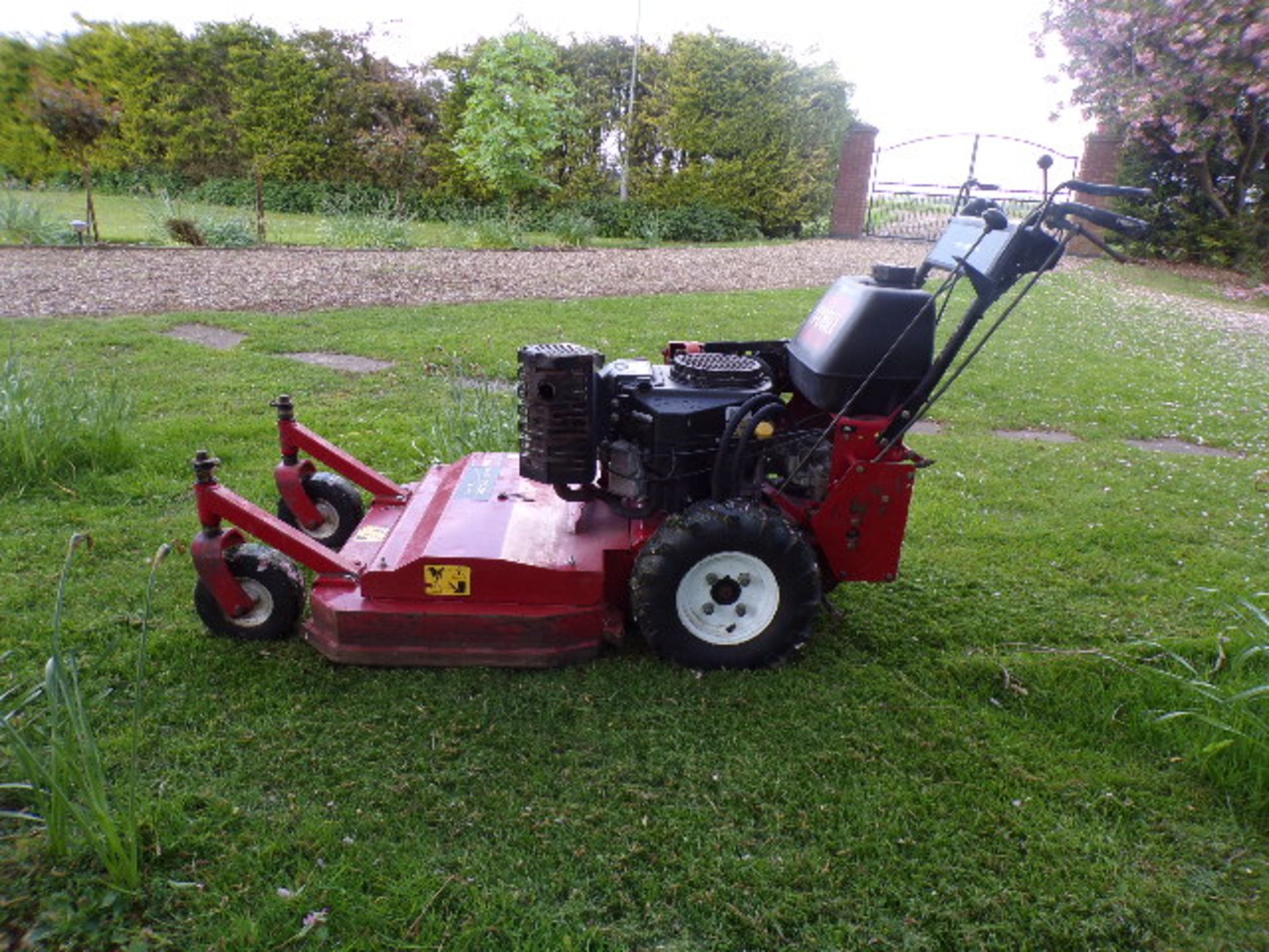 TORO MID SIZE 32RD WALK BEHIND MOWER - Image 4 of 6