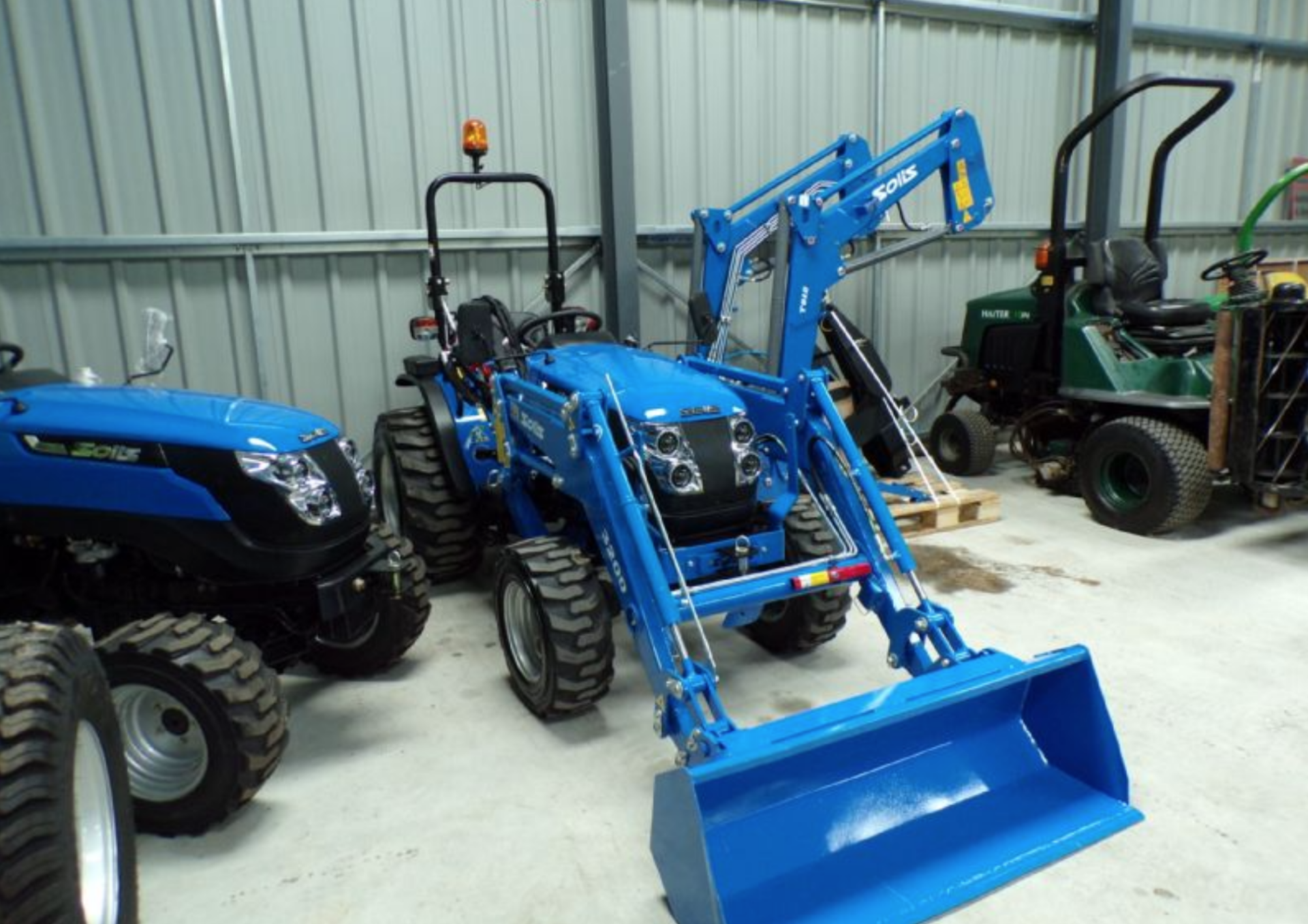 SOLIS 26 COMPACT TRACTOR WITH FRONT LOADER - Image 3 of 5