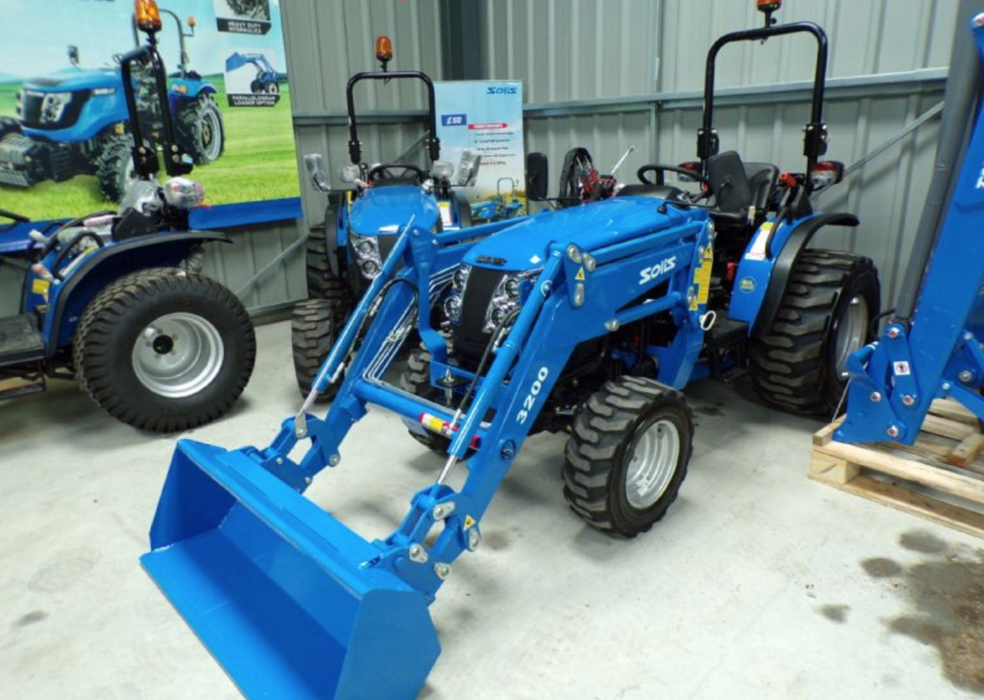 SOLIS 26 COMPACT TRACTOR WITH FRONT LOADER - Image 2 of 5