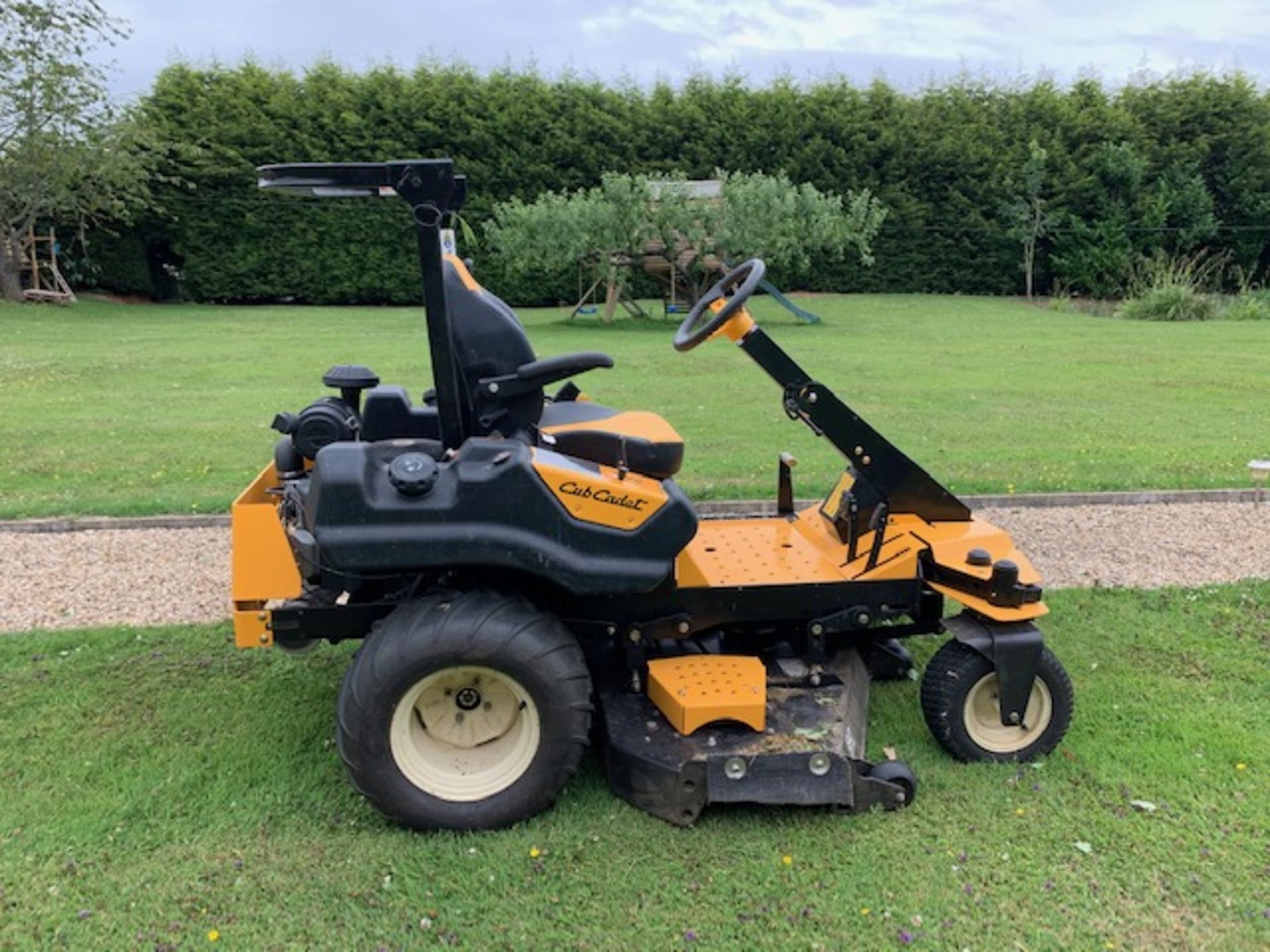 CUB CADET TANK SZ RIDE ON MOWER - Image 4 of 5