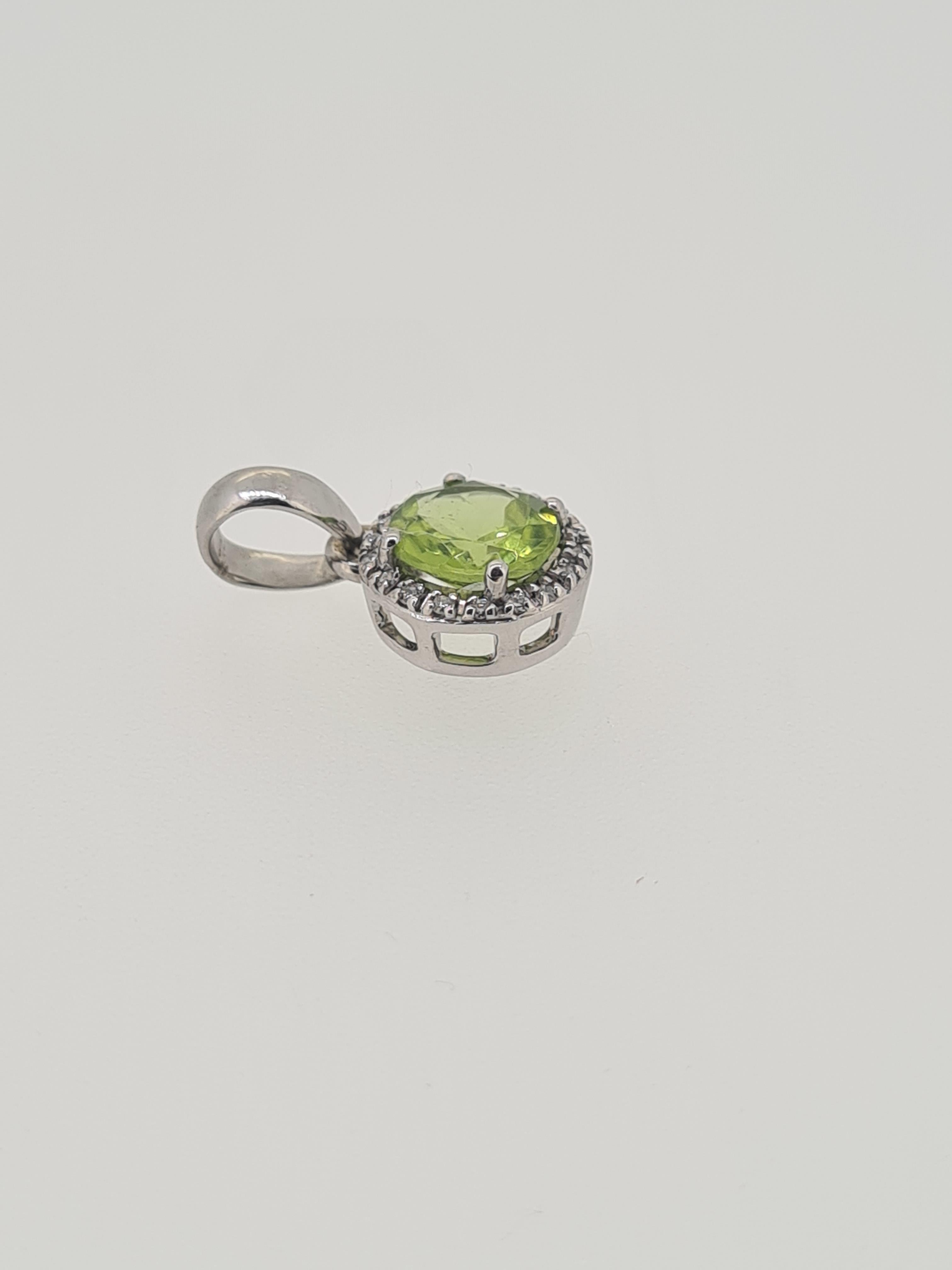 18ct white gold peridot and diamond pendant - Image 3 of 4