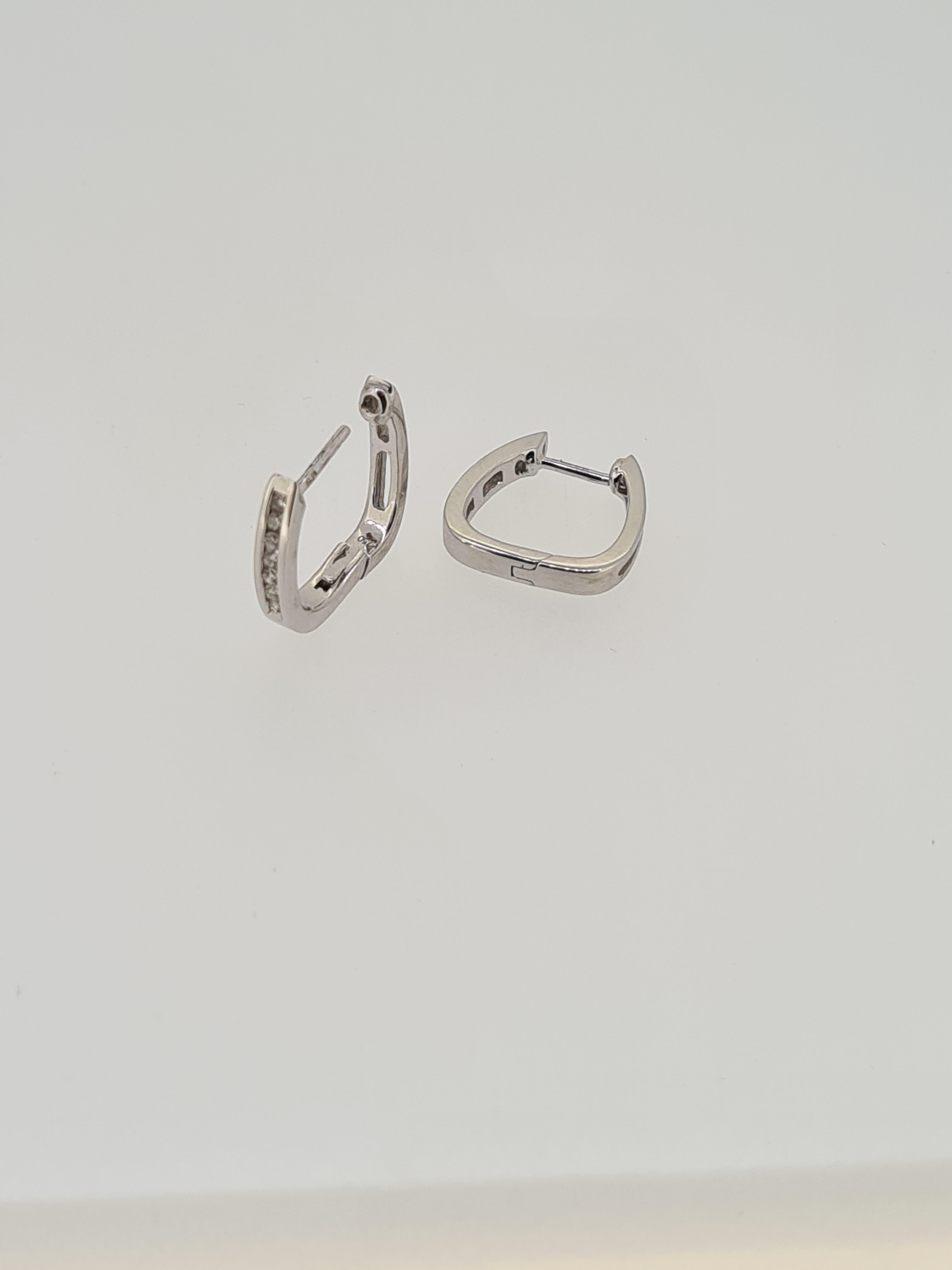 18ct white gold diamond set hinged earrings - Image 4 of 4