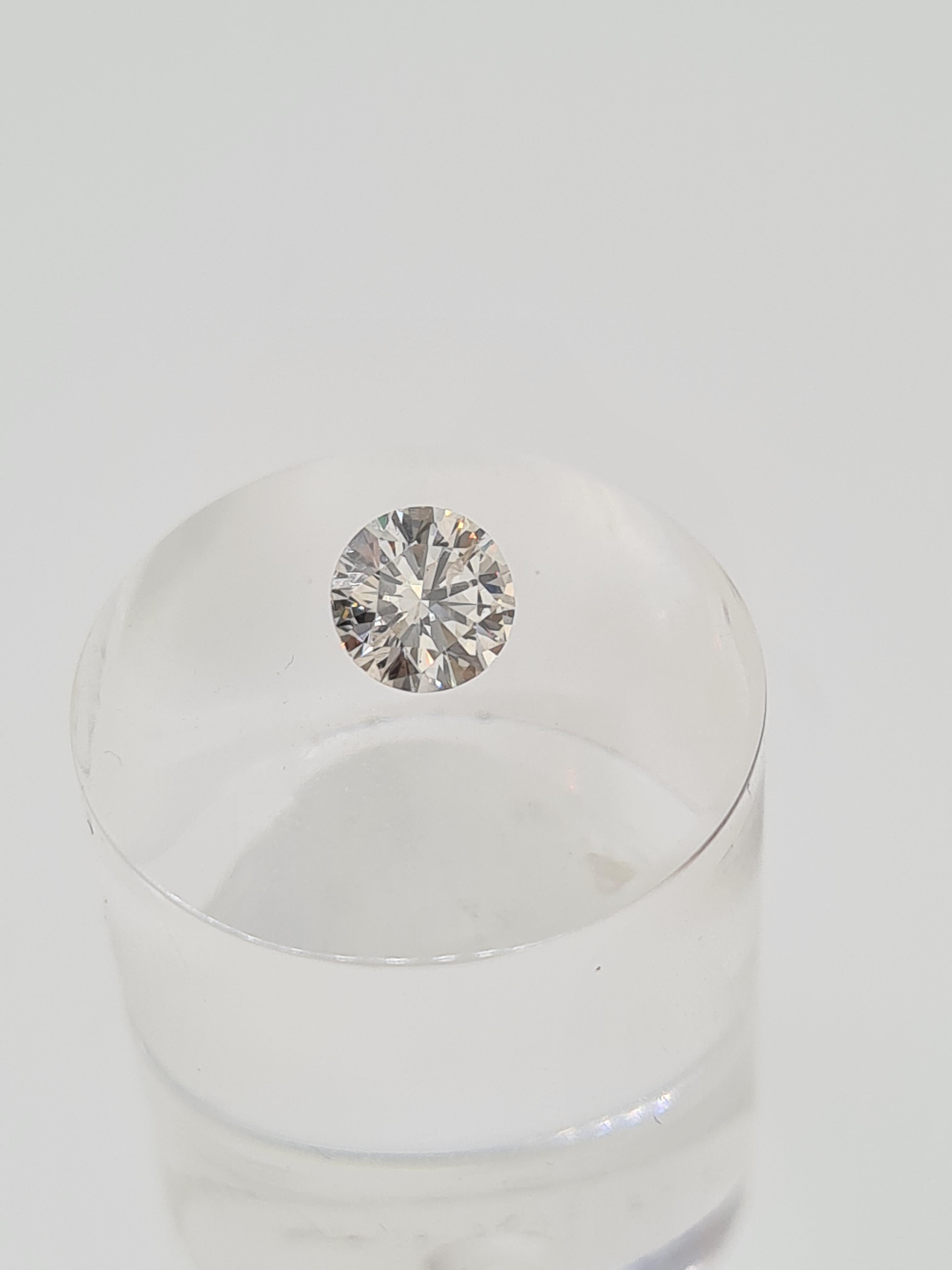 Round cut diamond