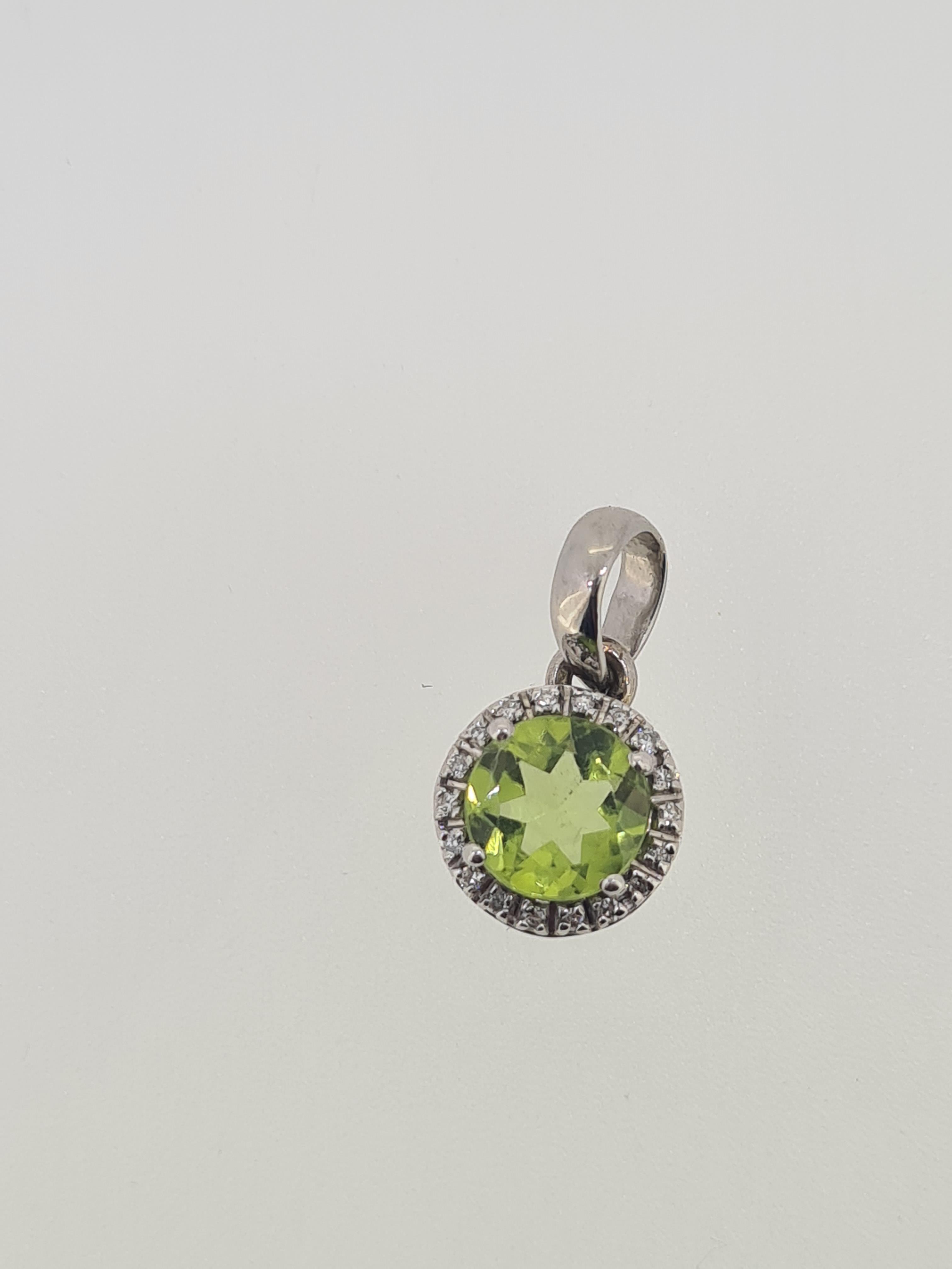 18ct white gold peridot and diamond pendant - Image 2 of 4