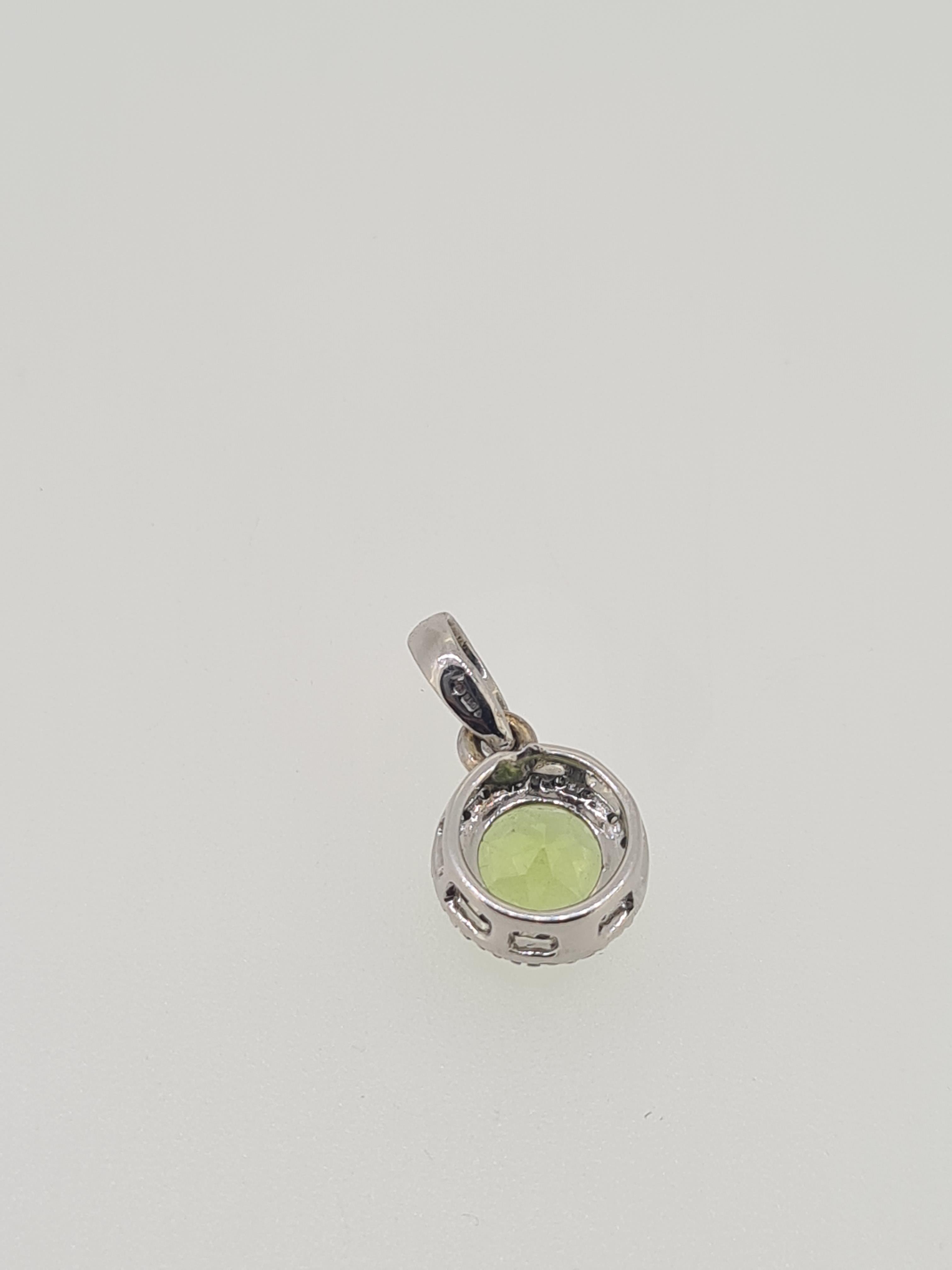 18ct white gold peridot and diamond pendant - Image 4 of 4