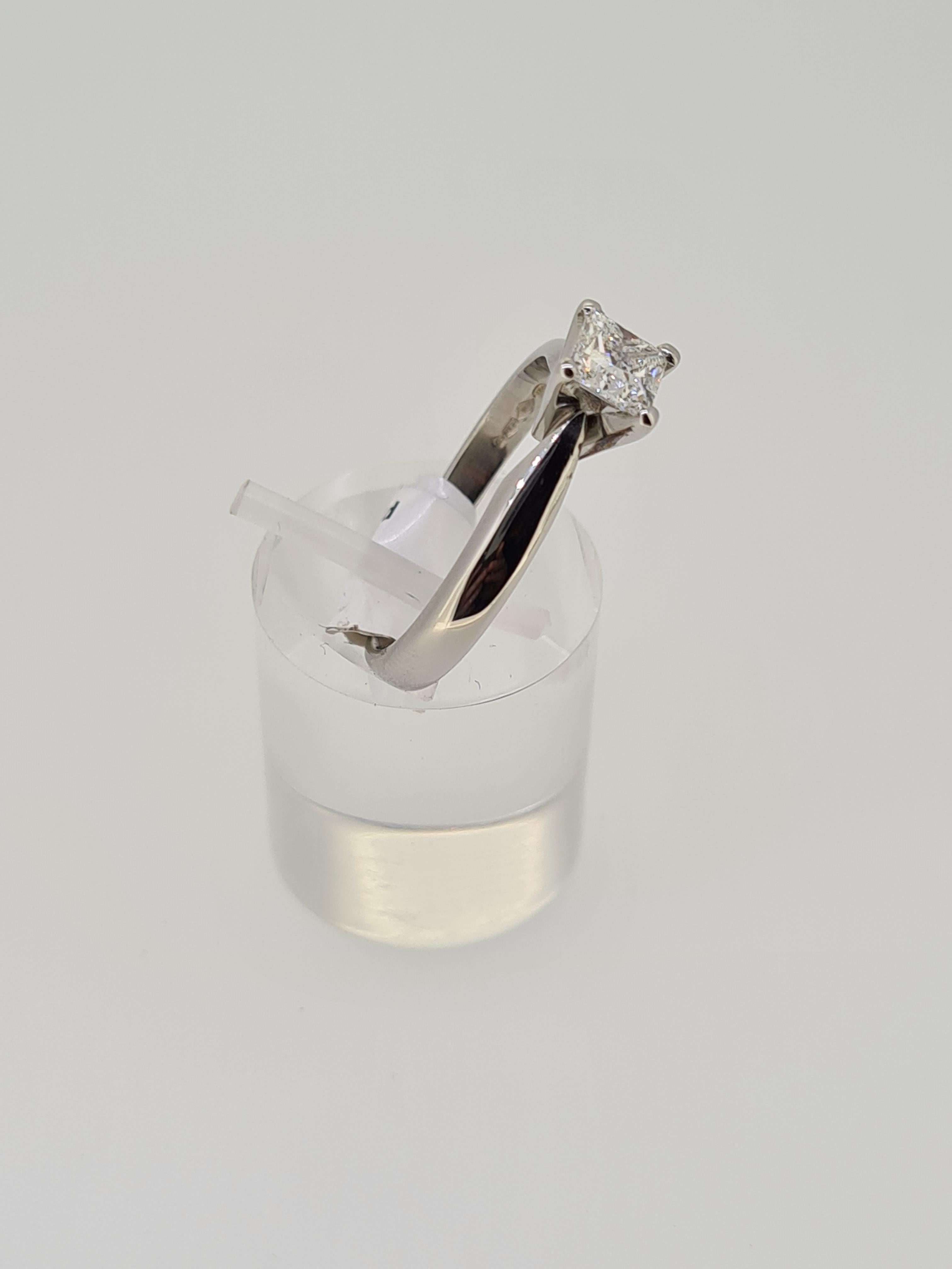 Platinum diamond solitaire ring princess cut - Image 2 of 5