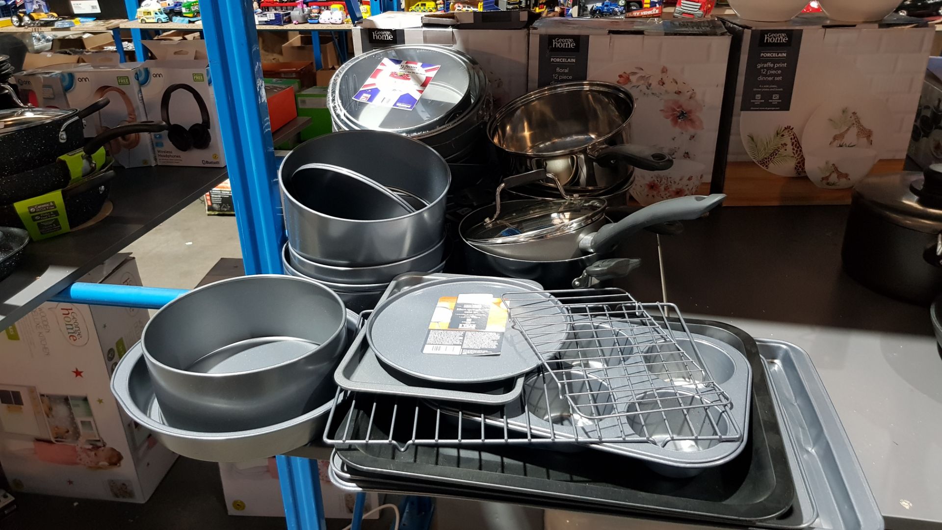 (R2E) Kitchen. Approx. 22 Items. Mixed Lot To Include Baking Trays, Cake Tins, Saucepans. 6 Cup