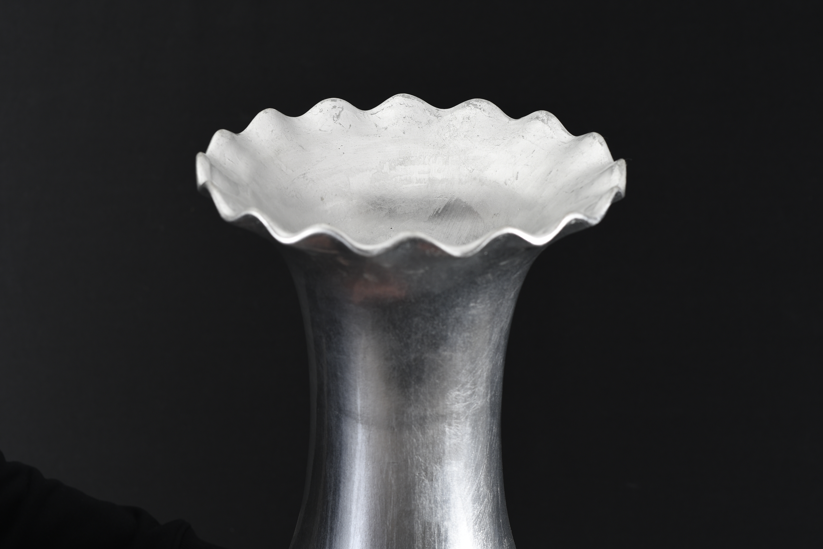 3ft Porcelain Silver Leaf Vase - Image 4 of 8