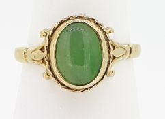 Vintage 9ct (375) Yellow Gold Oval Jadite Ring