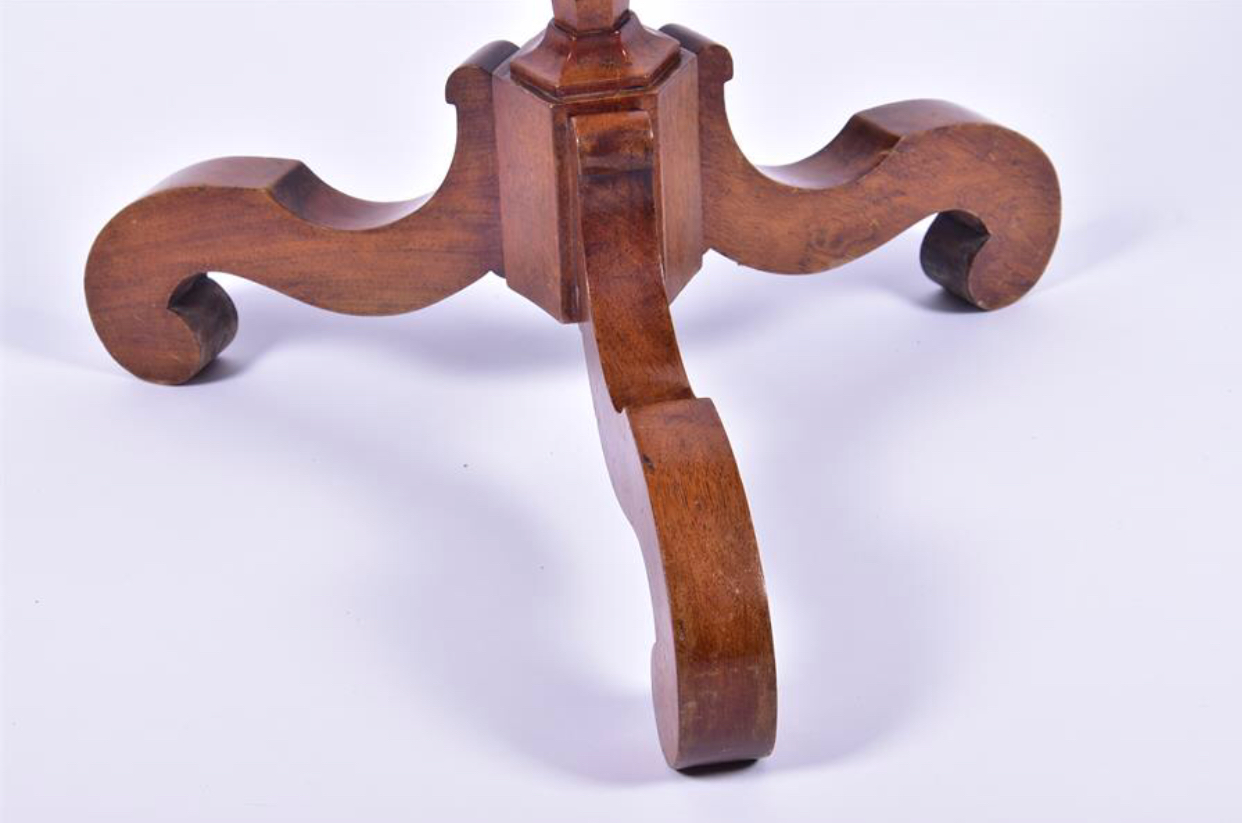 C18th walnut pedestal/ candle stand - Image 4 of 5