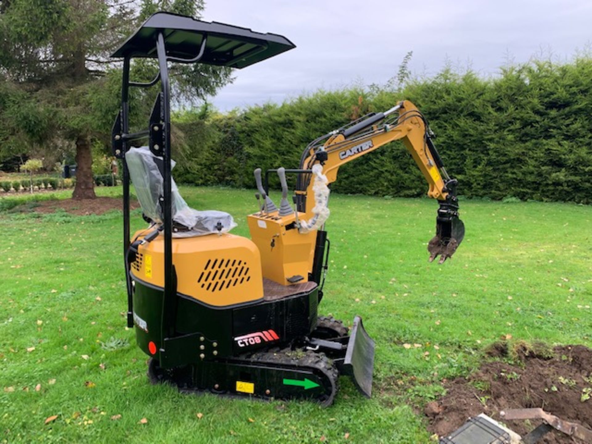 Carter 0.8 mini digger 3 buckets quick hitch (3 available in this auction) - Image 4 of 4