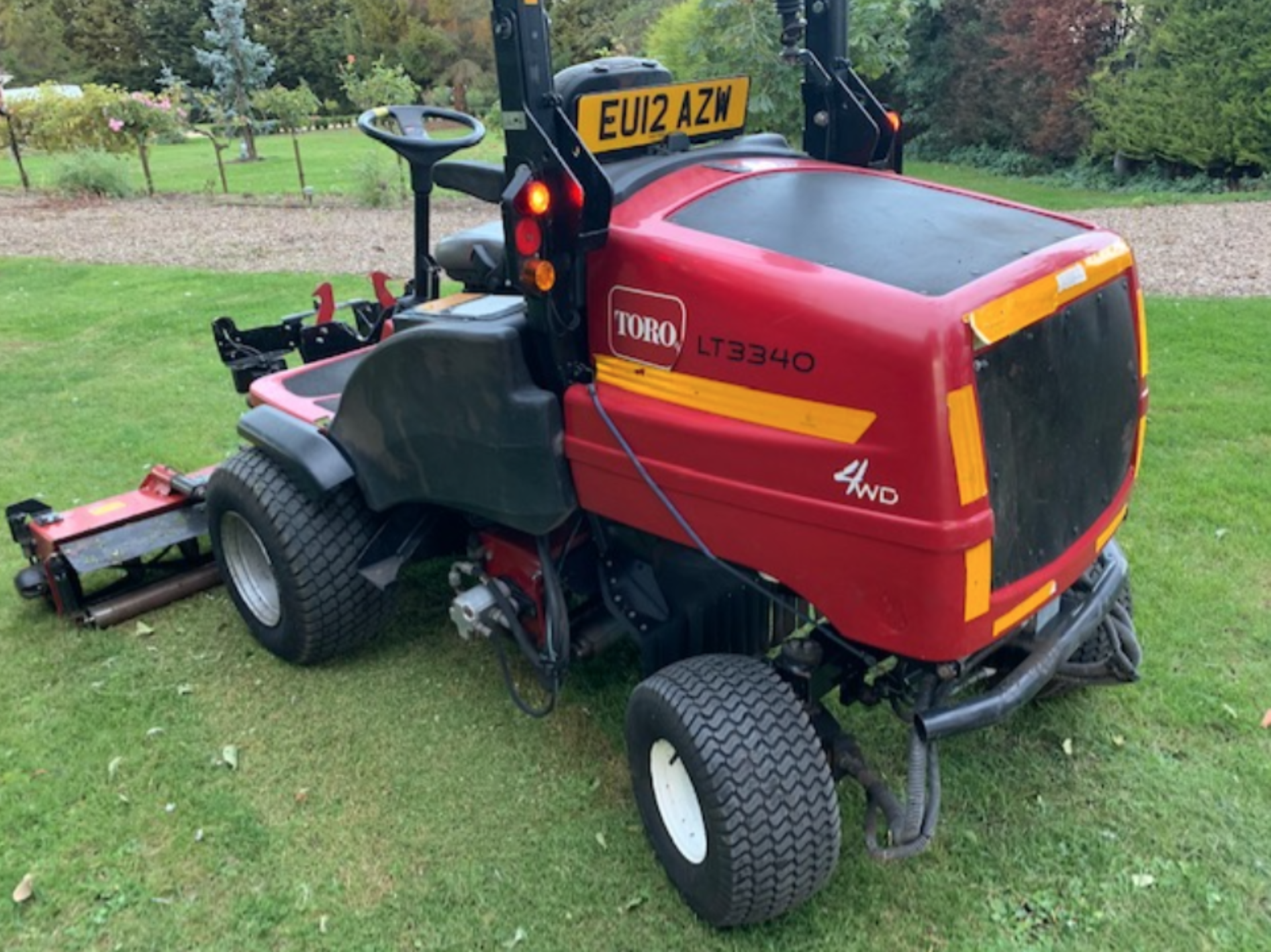 TORO LT3340 TRIPLE RIDE ON MOWER - Image 2 of 6