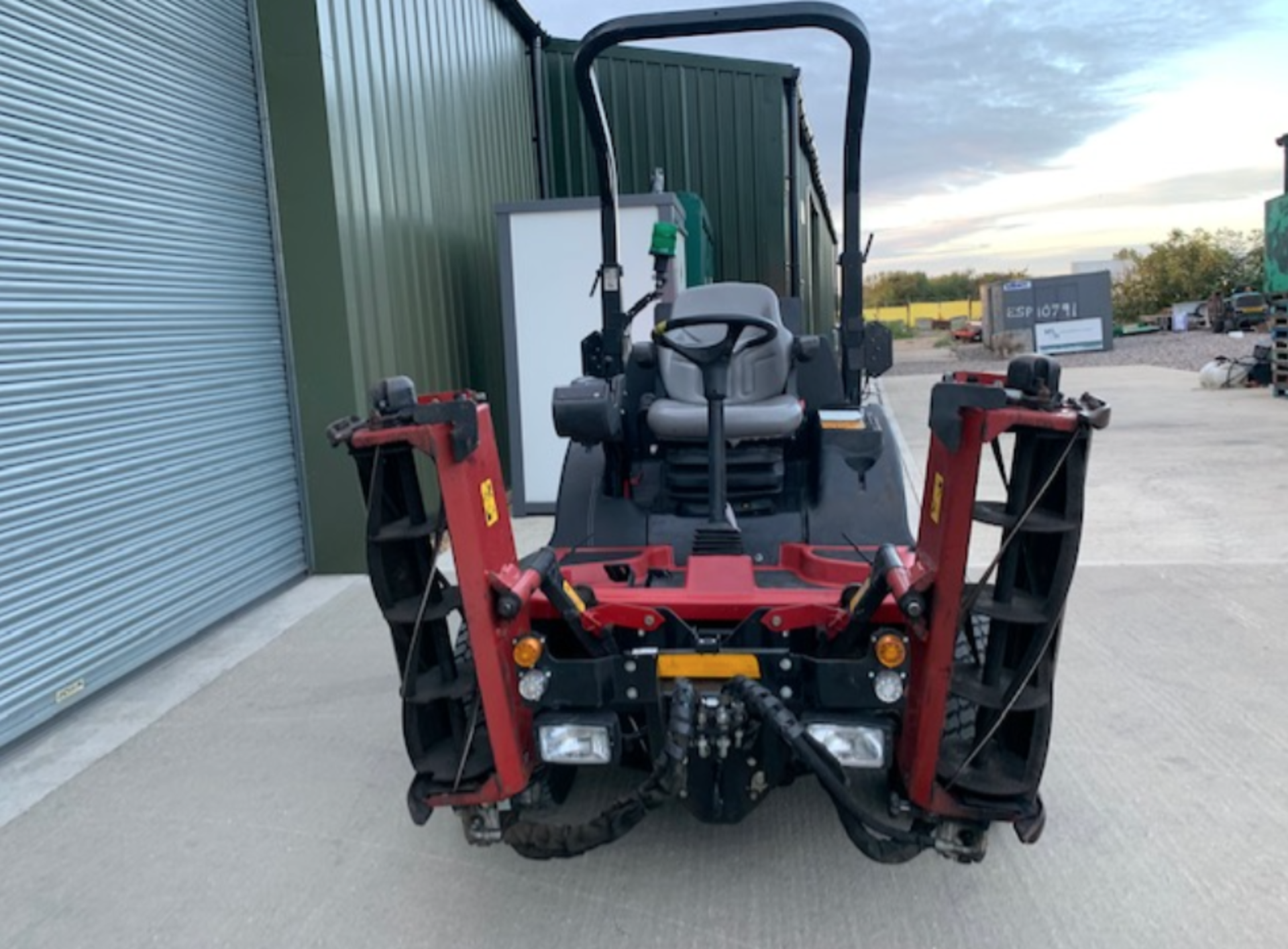 TORO LT3340 TRIPLE RIDE ON MOWER - Image 4 of 6