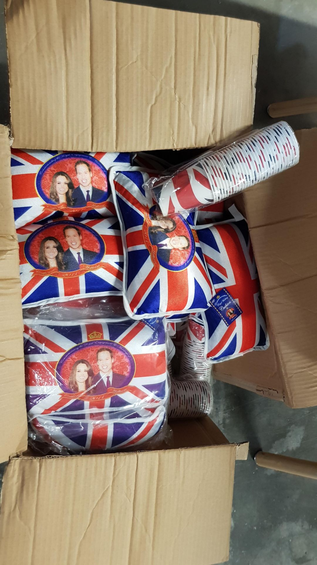 (R7O) Contents Of 3 Boxes. A Quantity Of Commemorative Royal Wedding Twin Cushion Packs. 2 X Un - Image 4 of 5