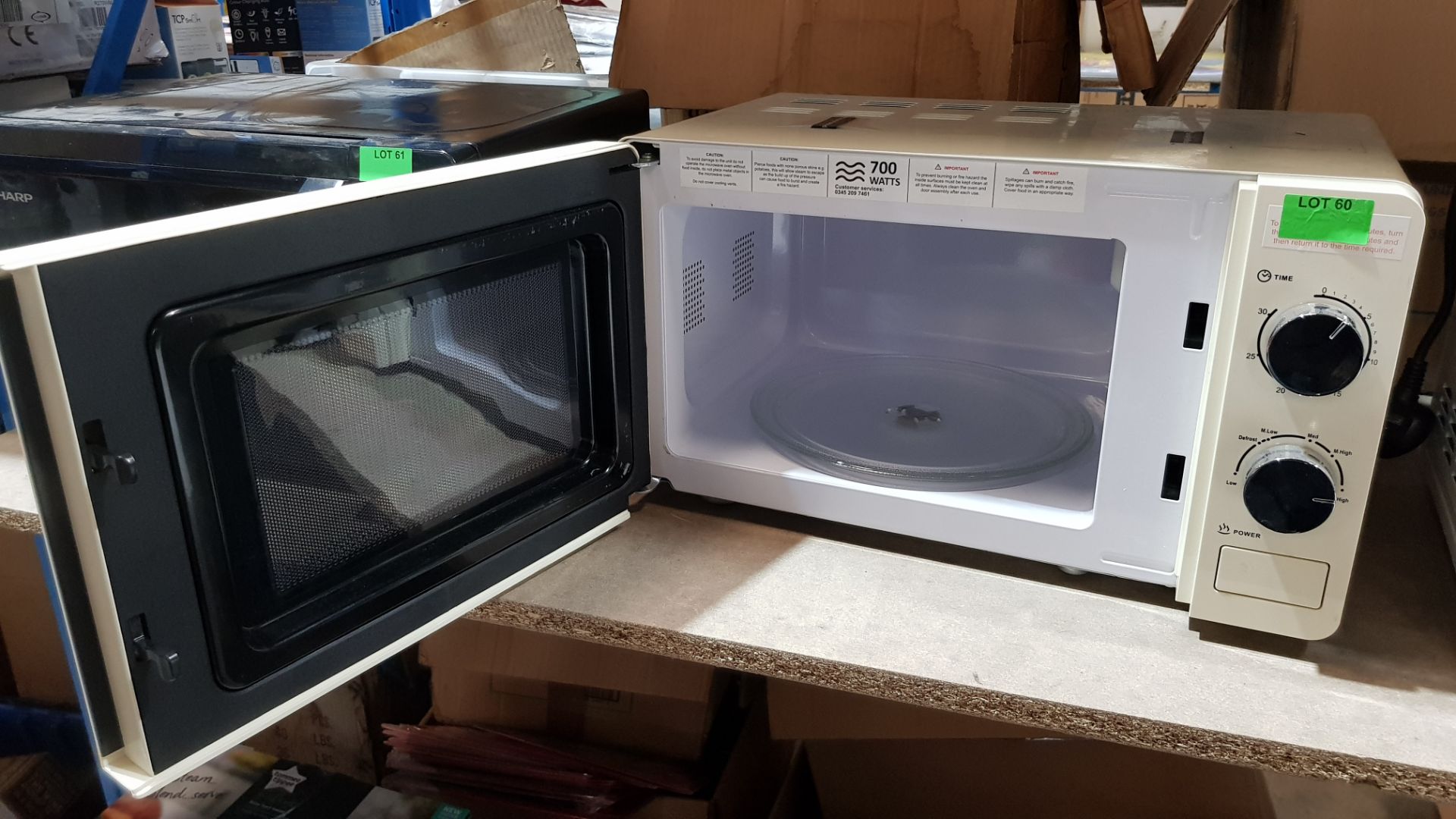 (R6E) Kitchen. 1 X Russell Hobbs 700W 17L Microwave Oven (Model RHMM703C) (Clean, Appears New) - Image 2 of 2