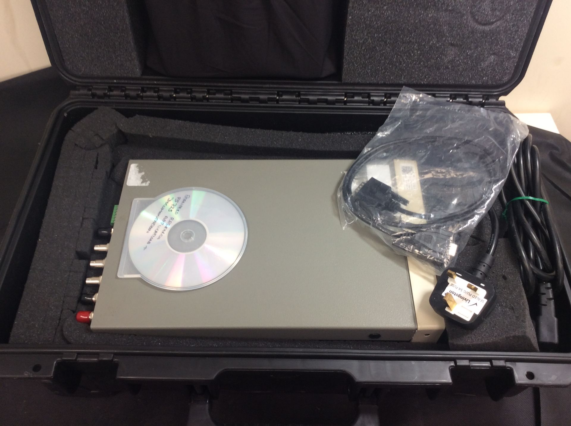 Srs rubidium frequency standard model fs725 in travel case