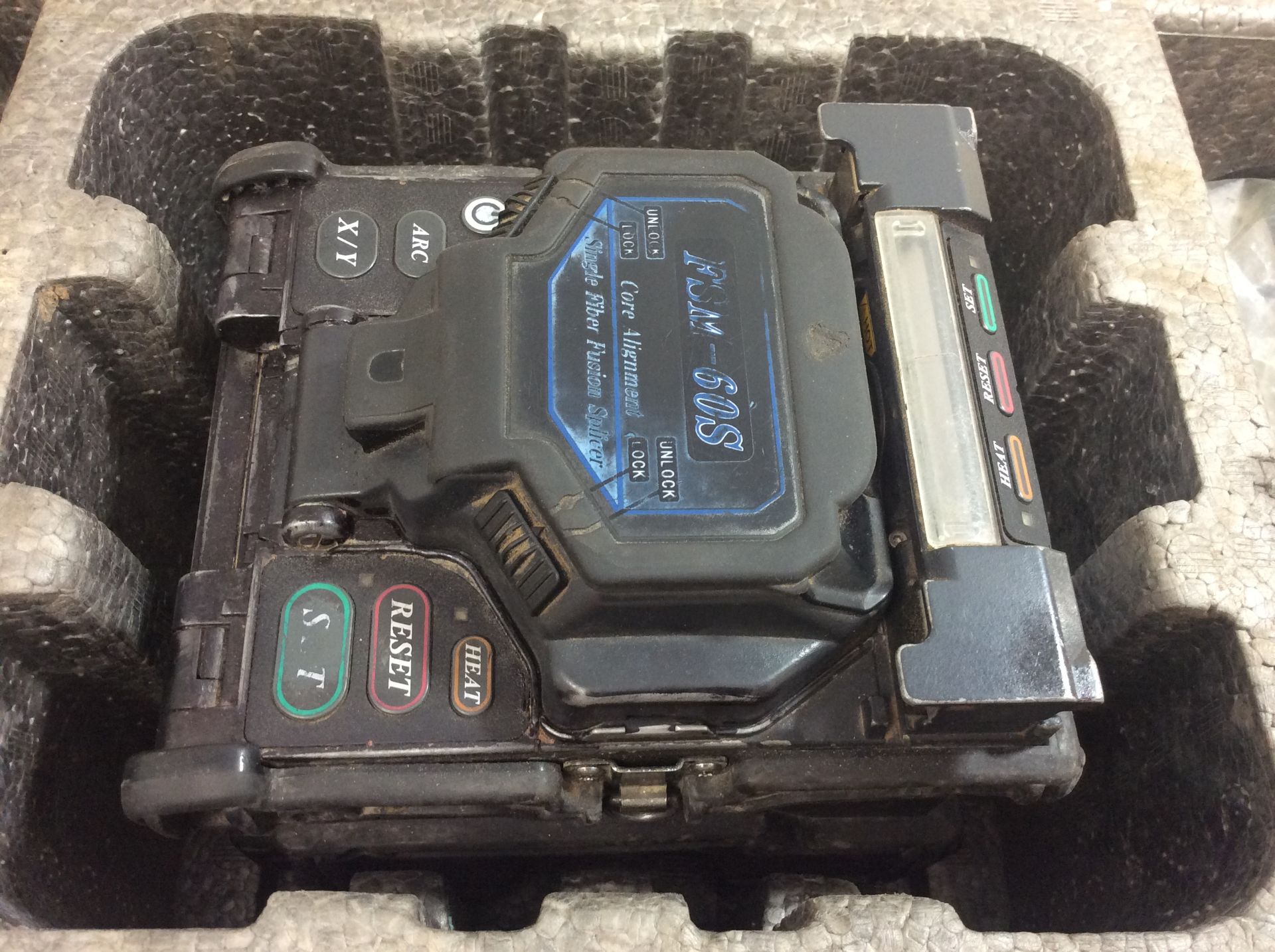 Fujikura fsm-60s fiber fusion splicer in carry case - Image 2 of 3