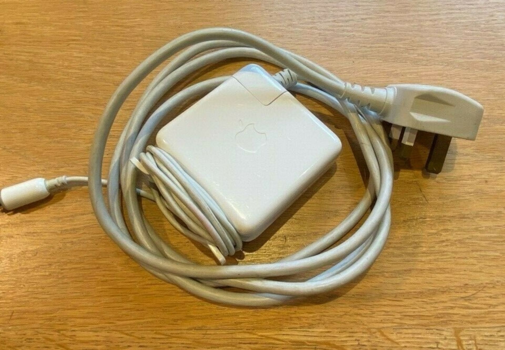 Apple g4 ibook in white, all in working order comes with charger - Image 7 of 7