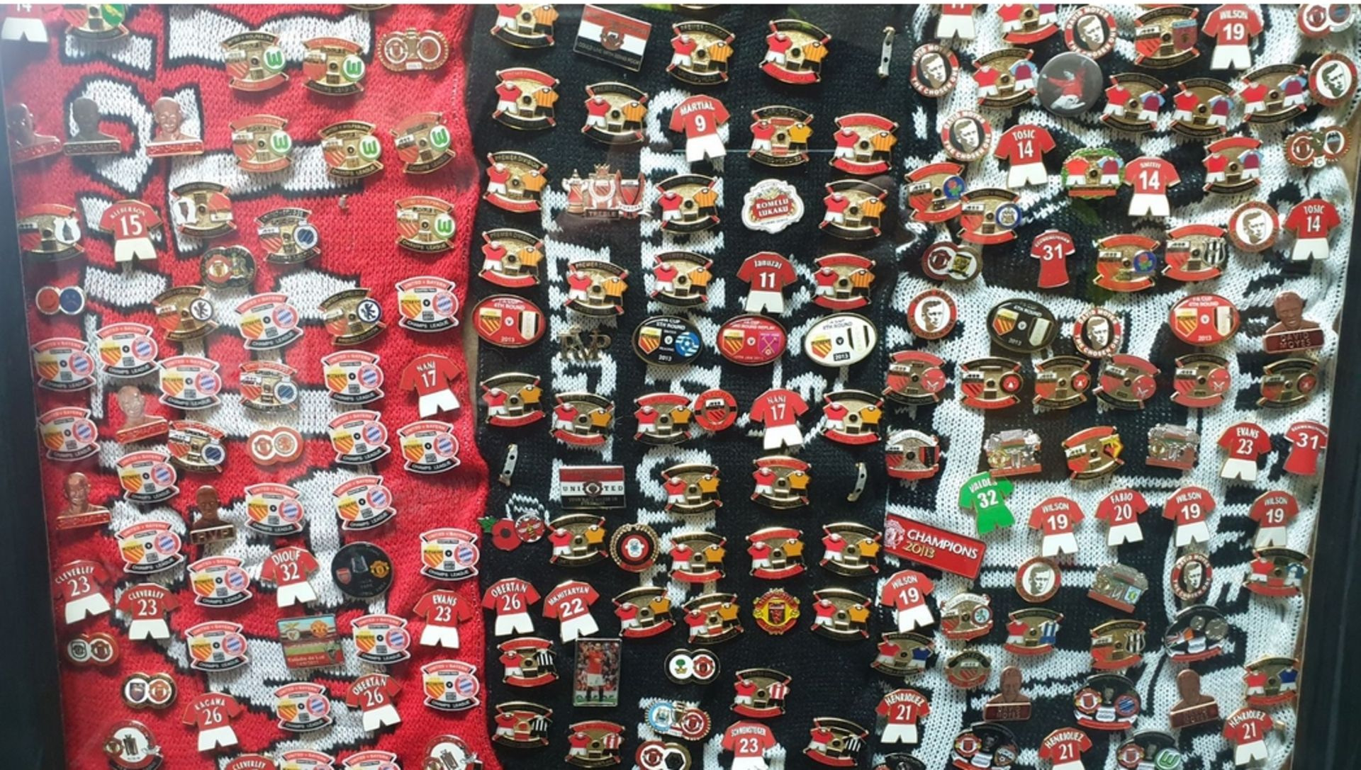 Approx 400 plus manchester united pin badges. - Image 5 of 8