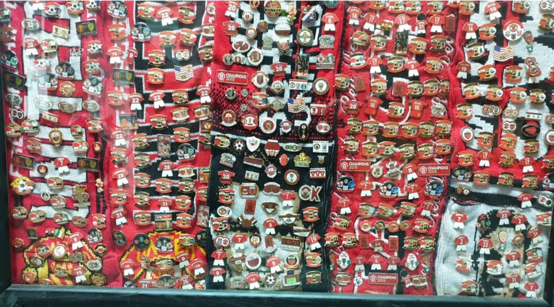 Approx 400 plus manchester united pin badges. - Image 8 of 8