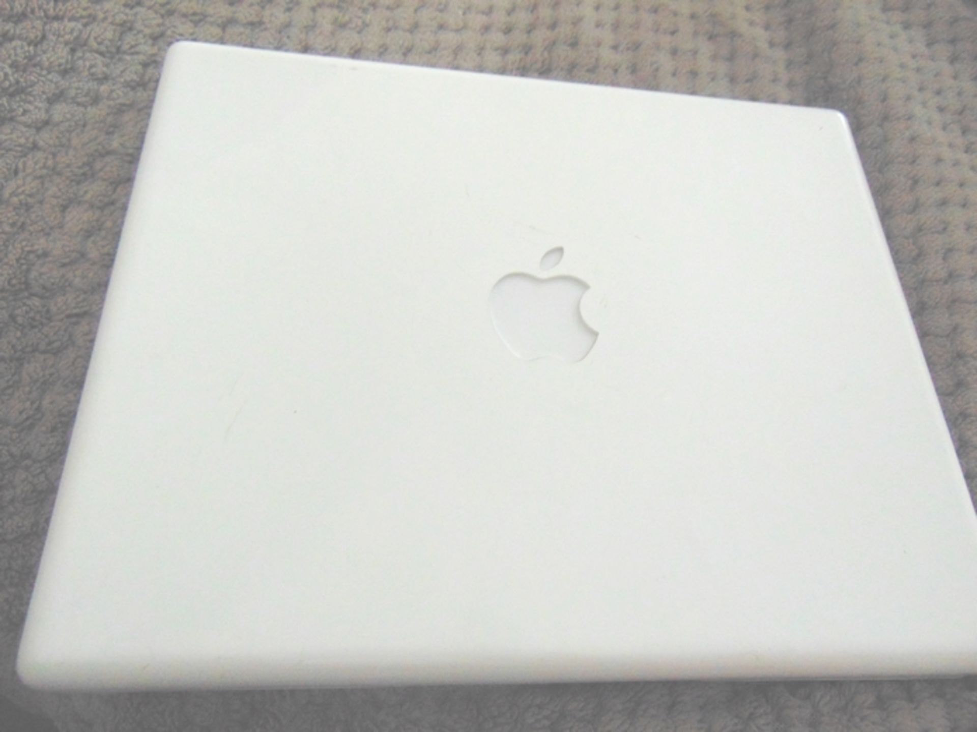 Apple g4 ibook in white, all in working order comes with charger - Image 5 of 7