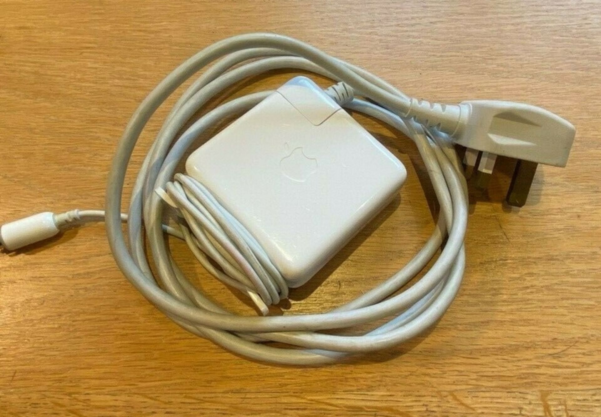 Apple g4 ibook in white, all in working order comes with charger - Image 4 of 7