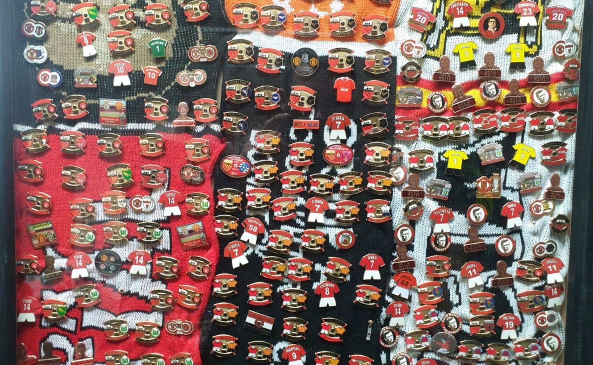 Approx 400 plus manchester united pin badges. - Image 4 of 6