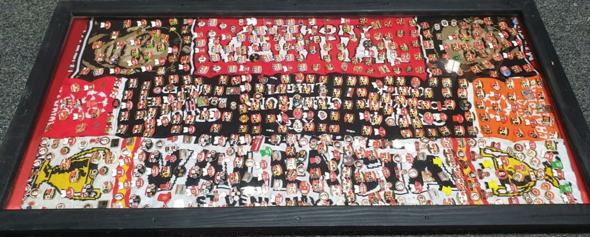 Approx 400 plus manchester united pin badges. - Image 2 of 7