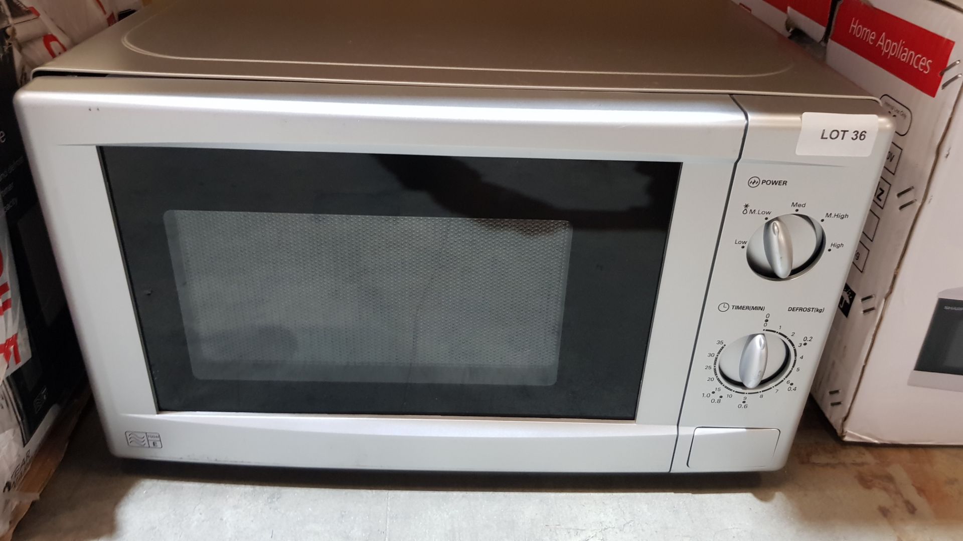 (R6B) Kitchen. 1 X 650-700W Silver Microwave Oven 17L - Image 2 of 2