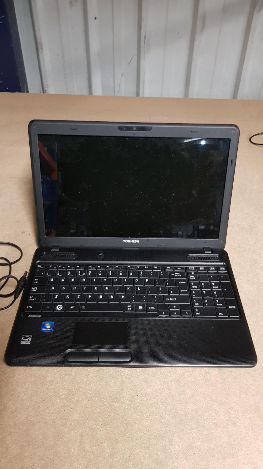 (R13B) 1 X Toshiba Satellite C660D-1C6 Laptop (With Power Lead). Item Starts And Displays “Insert B - Image 3 of 5