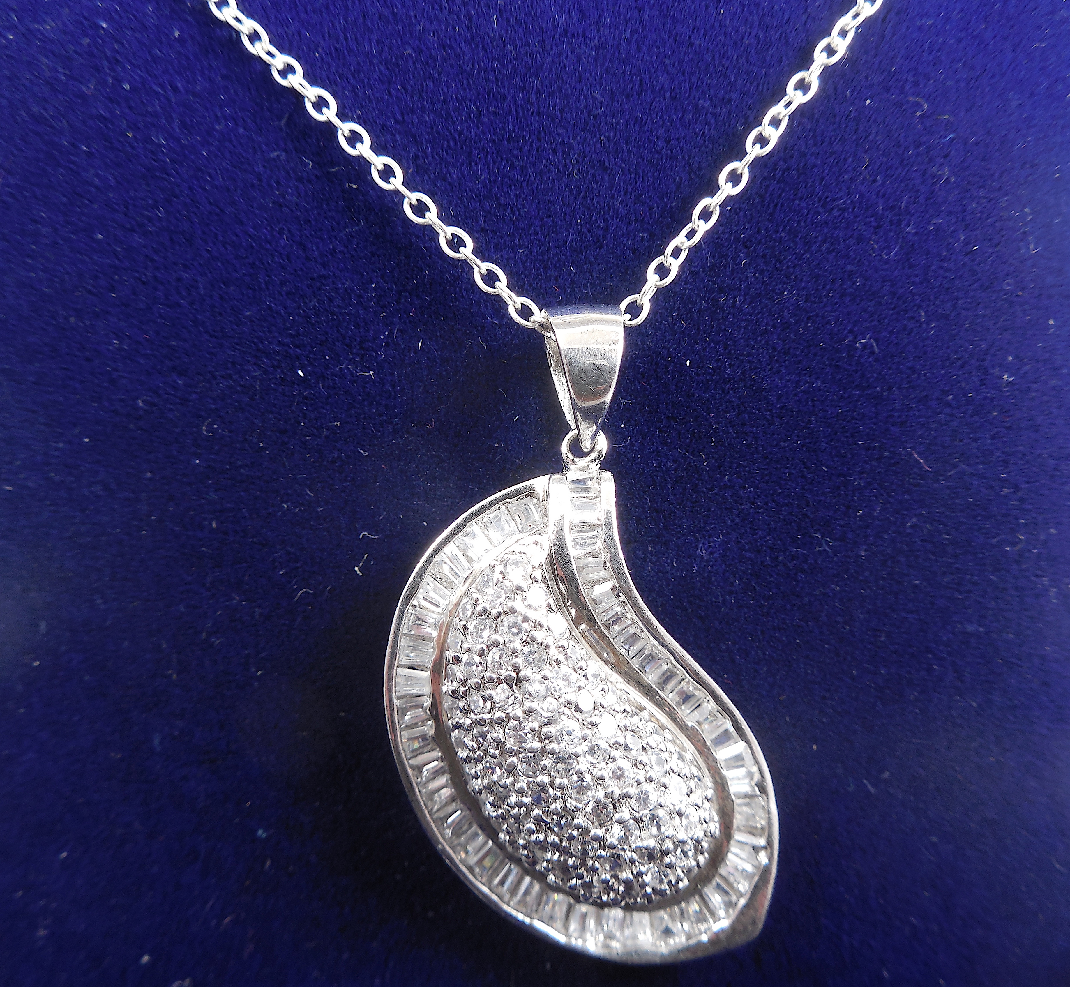 Silver chain and pendant - Image 2 of 2