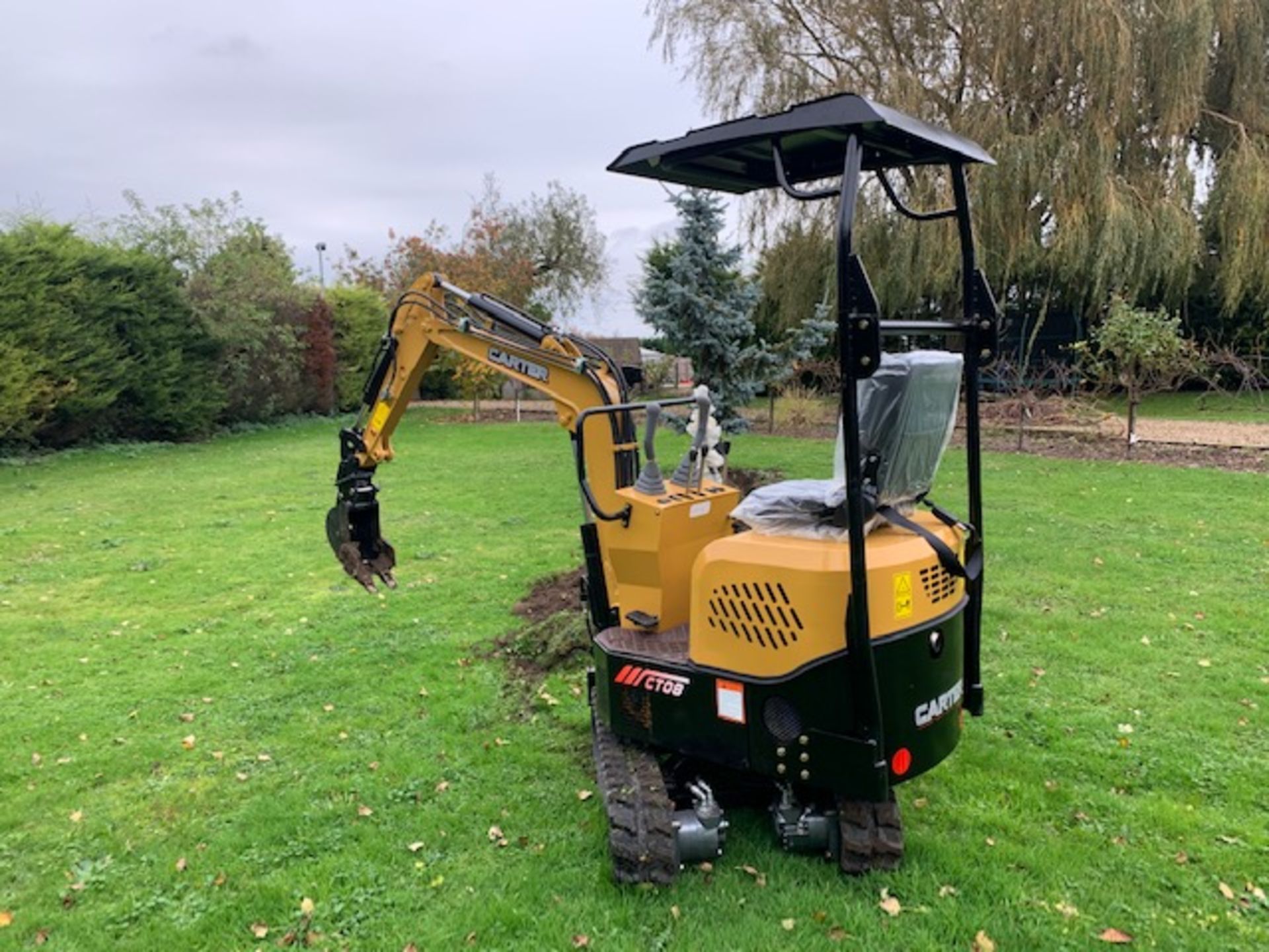 Carter 0.8 mini digger 3 buckets quick hitch (3 available in this auction) - Image 3 of 4